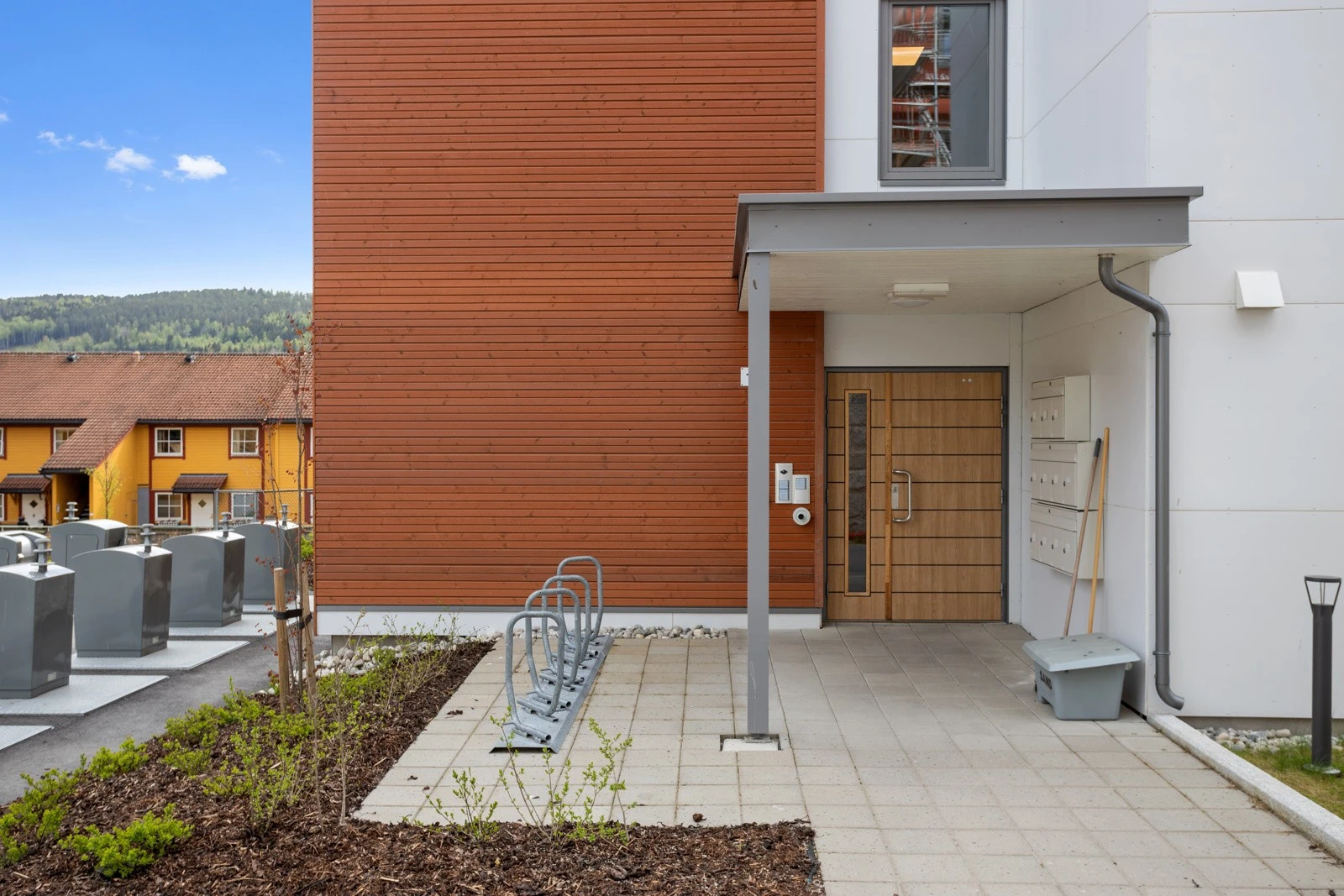 Felles inngangsparti som leder inn til felles trappeløp og heisrom Galleribilde