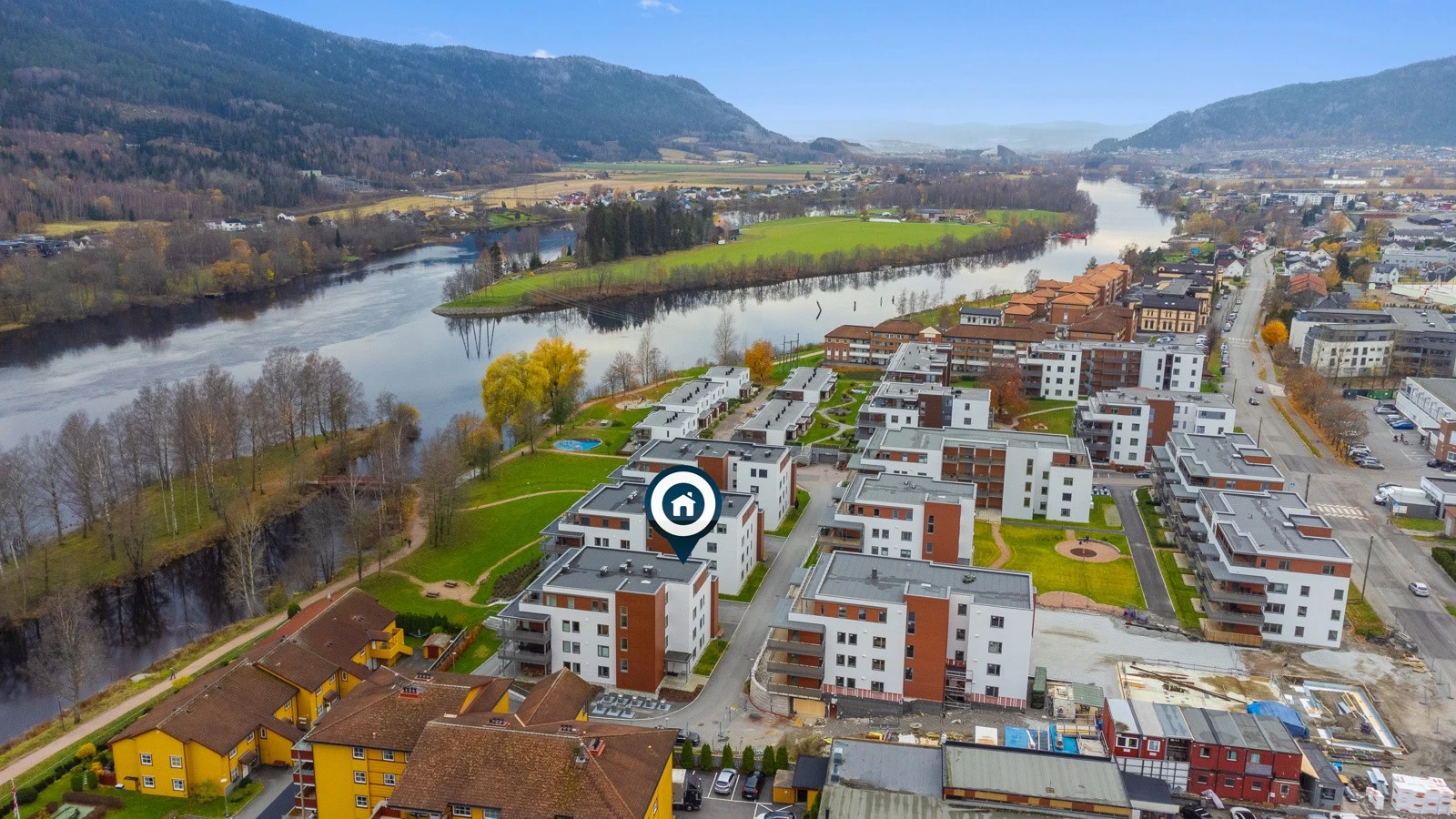 Gangavstand til flere matbutikker, apotek, treningssenter, fysioterapi, legesenter, frisør, post i butikk og en rekke andre servicetilbud Galleribilde