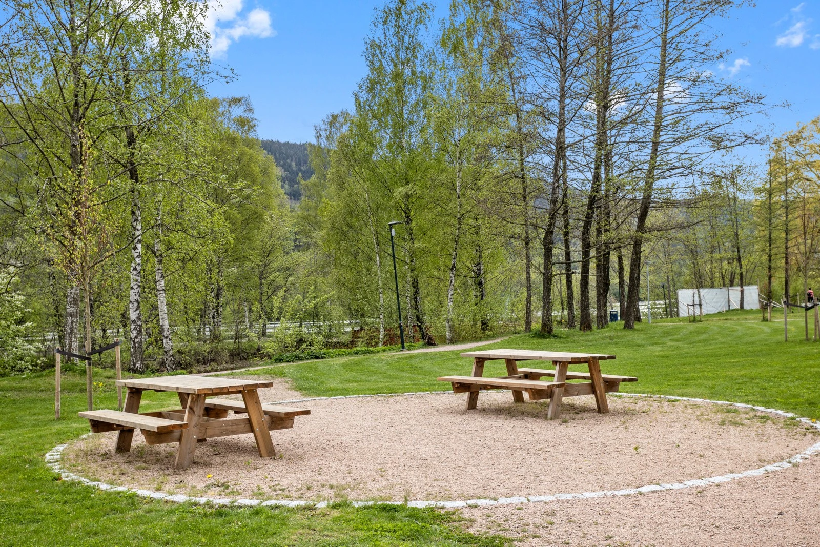 Helt nede ved elva er det etablert en kvartalslekeplass. Lekeplassen er overtatt av Drammen kommune for videre drift og vedlikehold Galleribilde