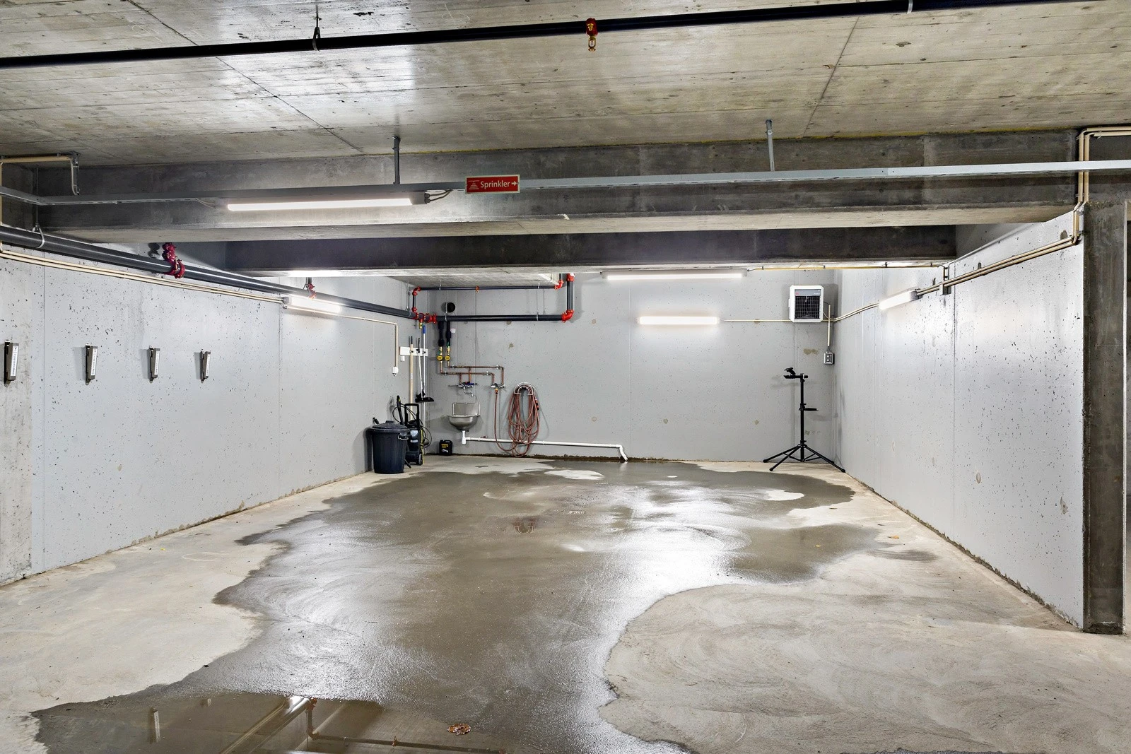 Praktisk felles vaskehall i anlegget med utstyr til vask av bil eller sykkel Galleribilde