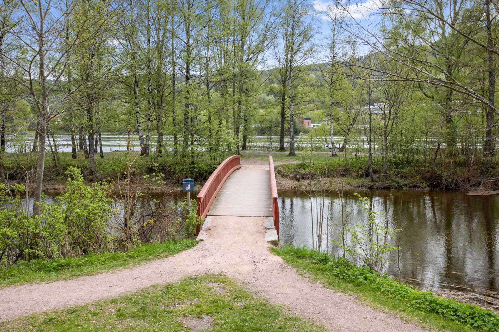 Rett utenfor døren ligger alt til rette for aktiviteter som bading, fisking, kajakkpadling og koselige spaser- eller løpeturer Galleribilde