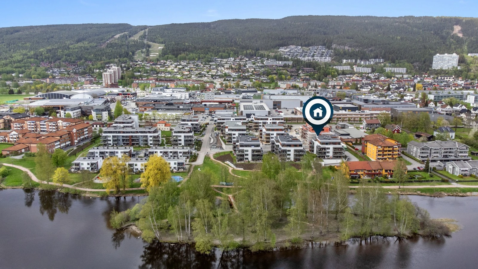 På Åssiden finner du også Drammen Skisenter som byr på alpint om vinteren og klatrepark og stisykling om sommeren Galleribilde