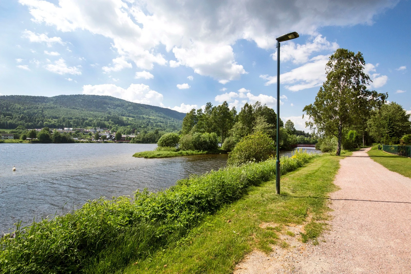 Umiddelbar nærhet til turveiene som går i begge retninger langs Drammenselva Galleribilde