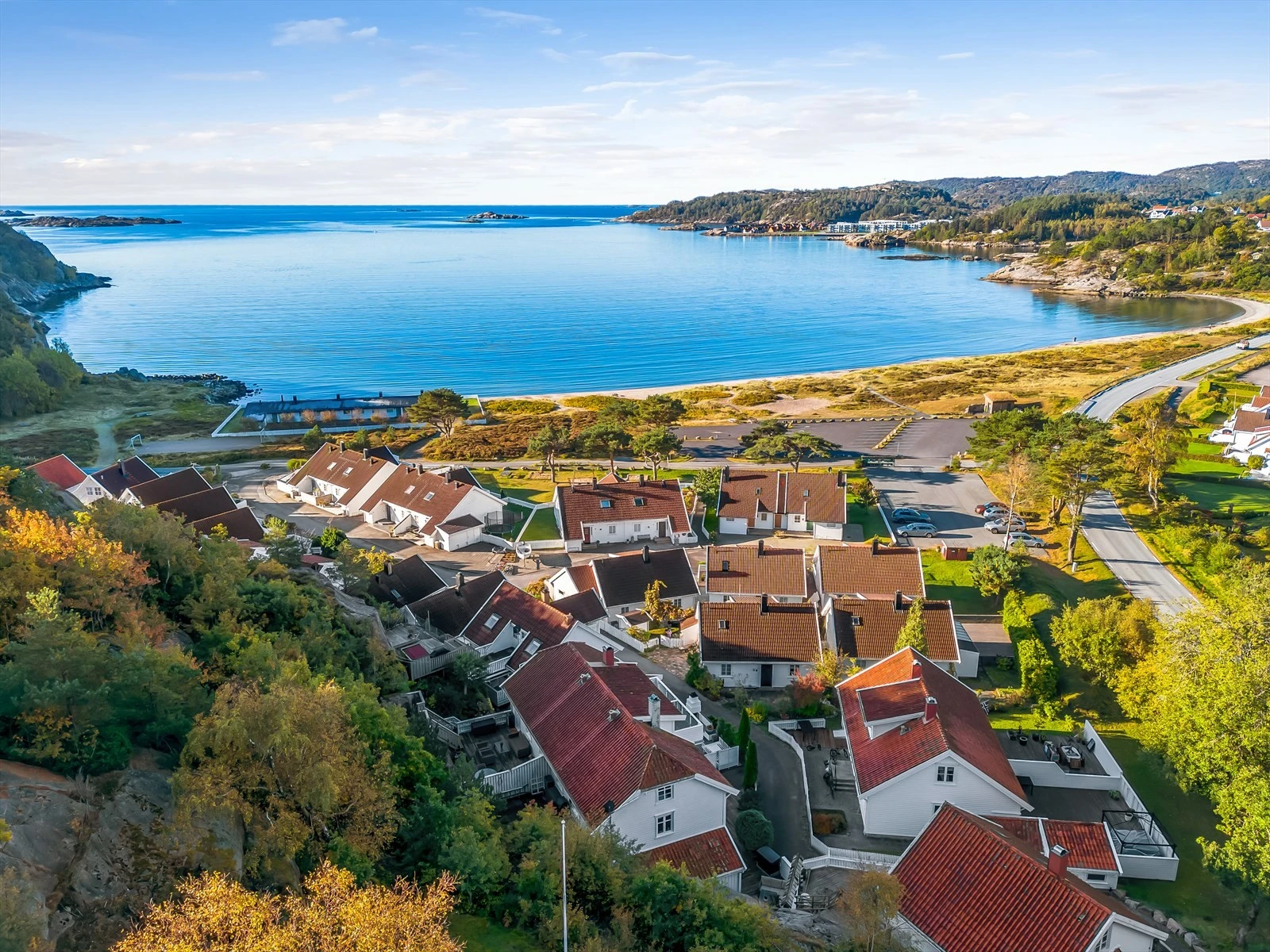 Leiligheten ligger sørvendt, og ligger lunt og godt inn mot fjellet Galleribilde