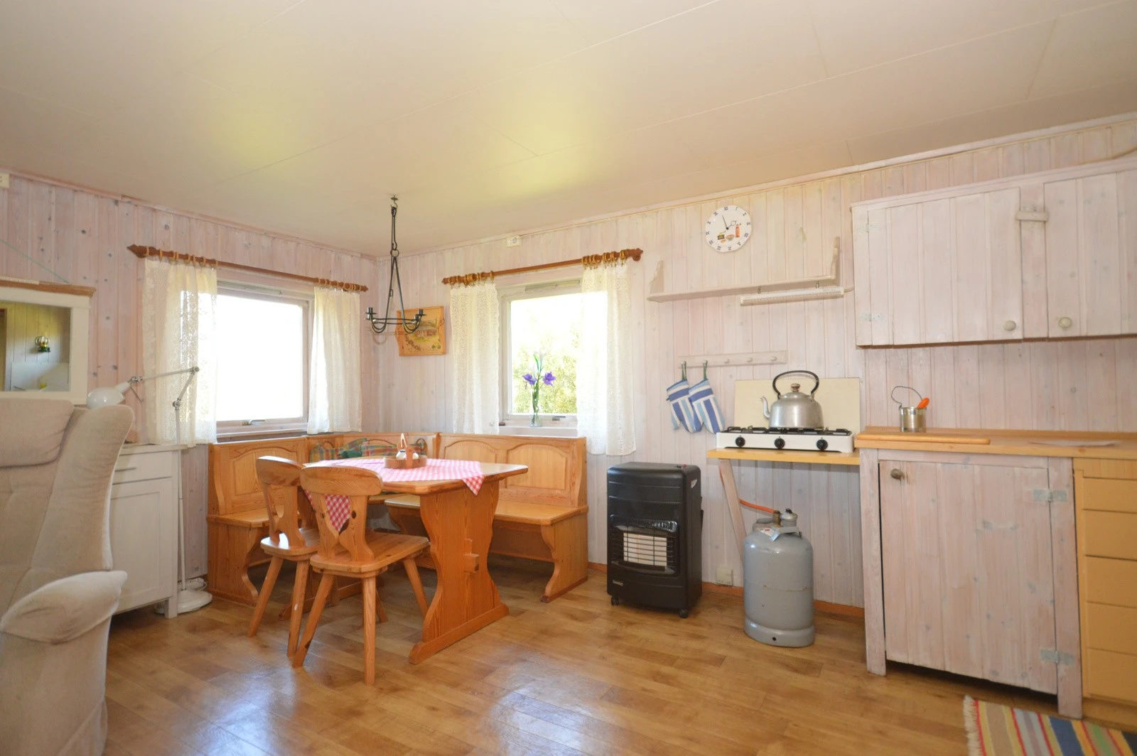 Spisebord mot kjøkken Galleribilde