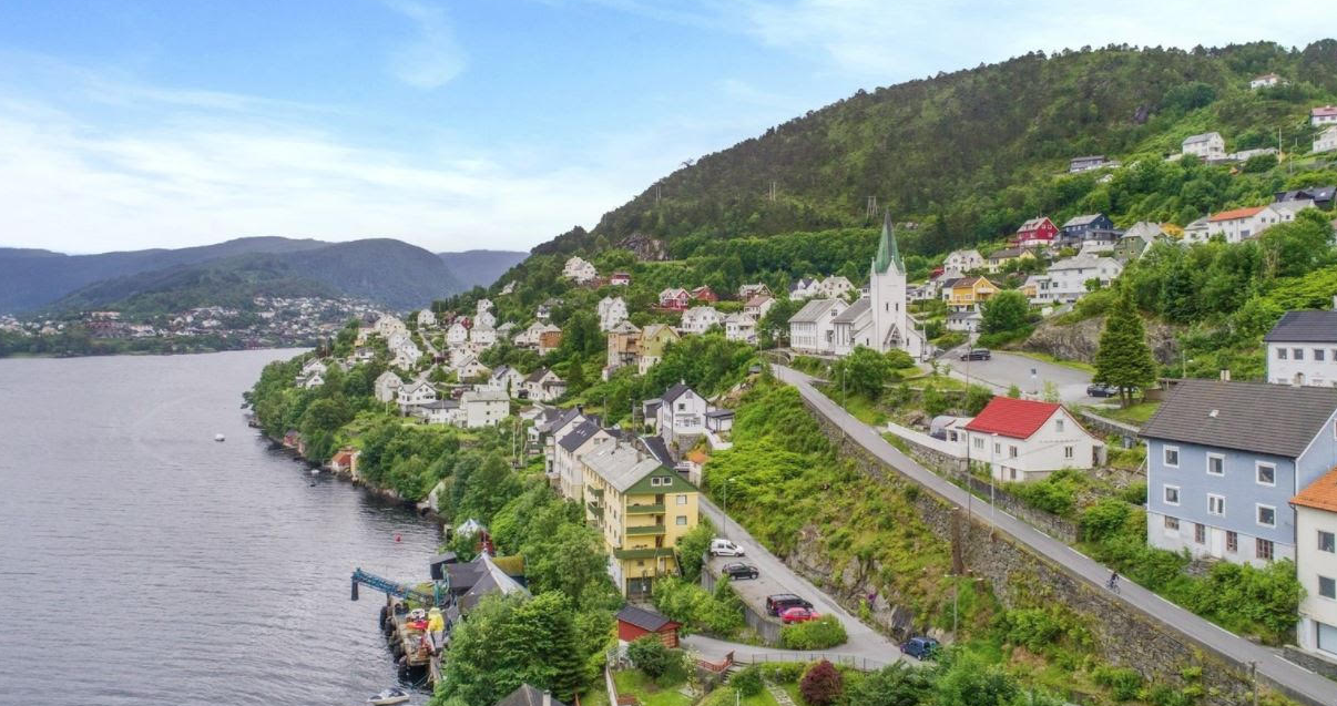 Tomten ligger i nærheten av Ytre-Arna sin kjerne med butikk, restaurant, treningssenter, bibliotek m.m. Galleribilde