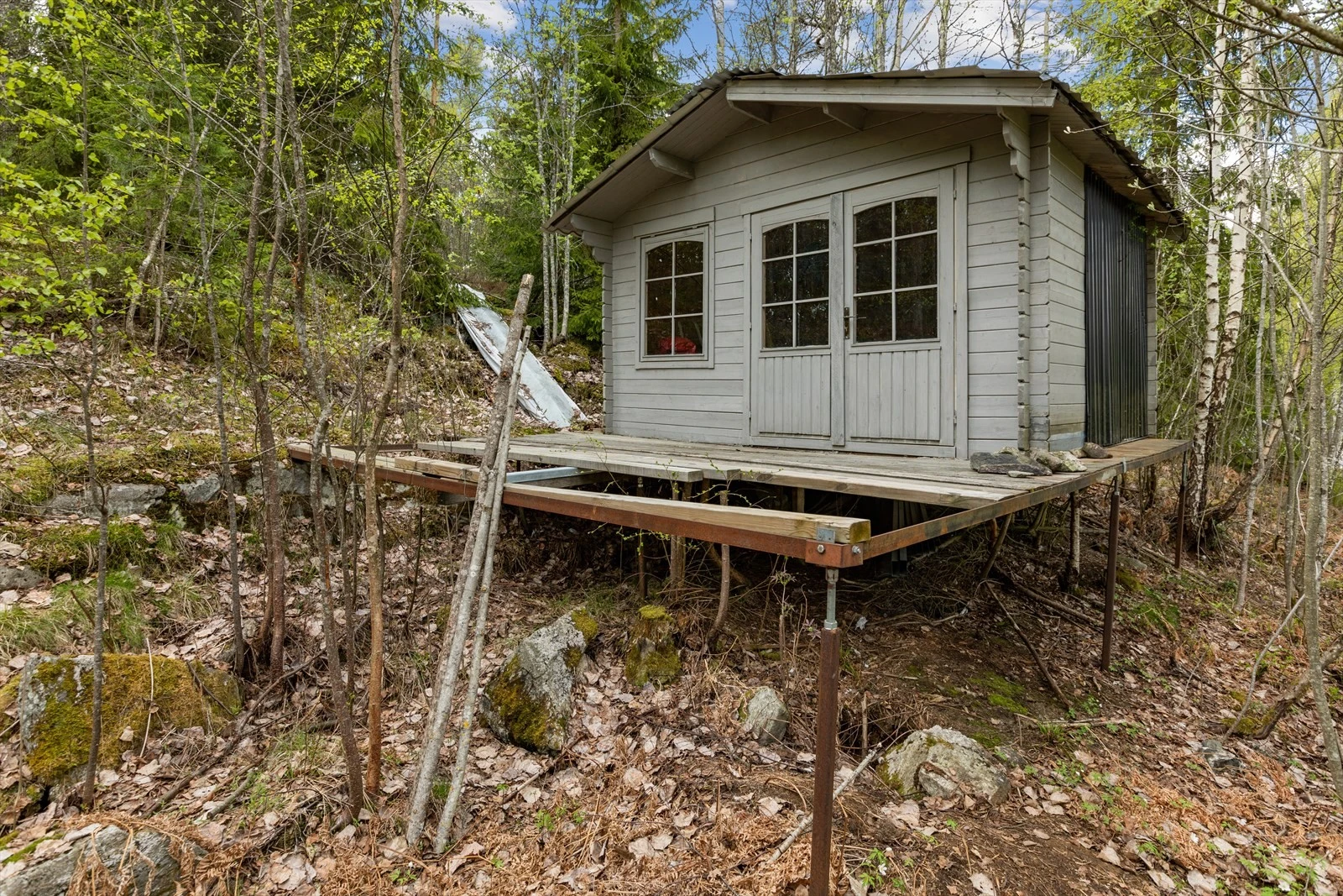 Det står en liten hytte på tomta i dag. Hytta er kondemnabel. Galleribilde