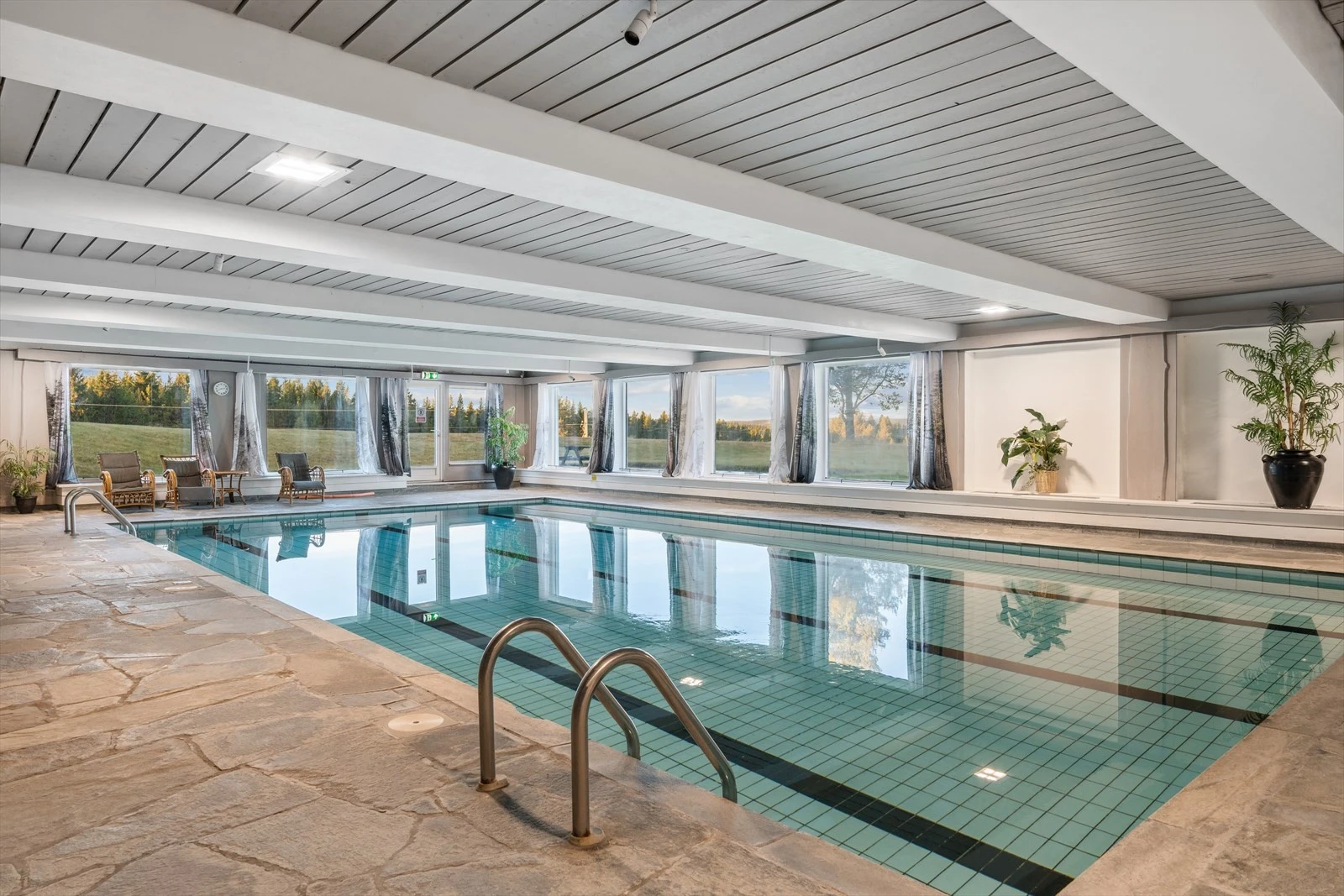 Med leilighet på Sanderstølen er det lett og puste ut etter en hektisk uke i den flotte naturen rundt eiendommen, eller med alle fasilitetene hotellet har å by på, blant annet bassenget. Galleribilde