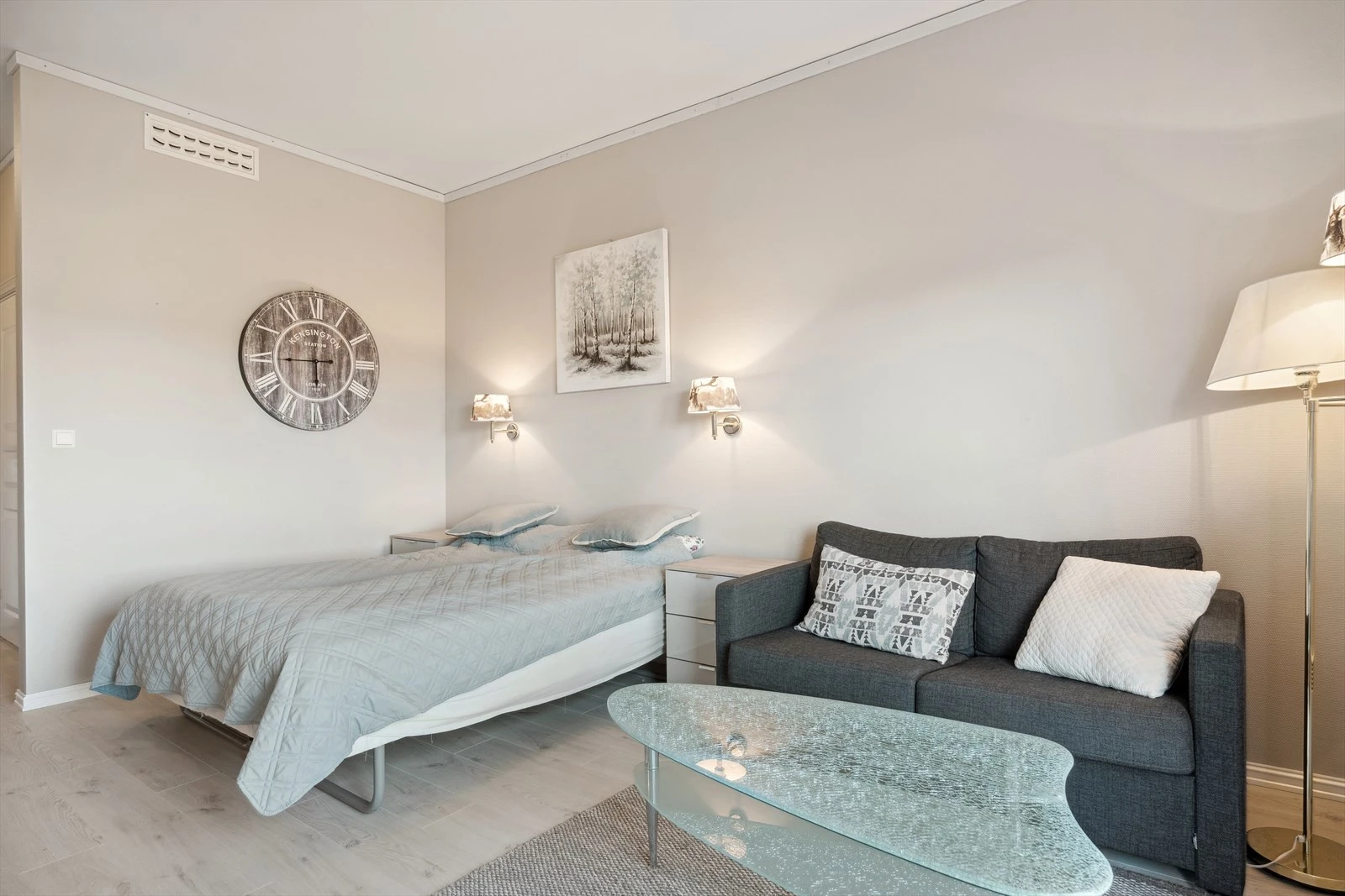 Leiligheten er lys og hyggelig, med lyst laminat gulv. Galleribilde