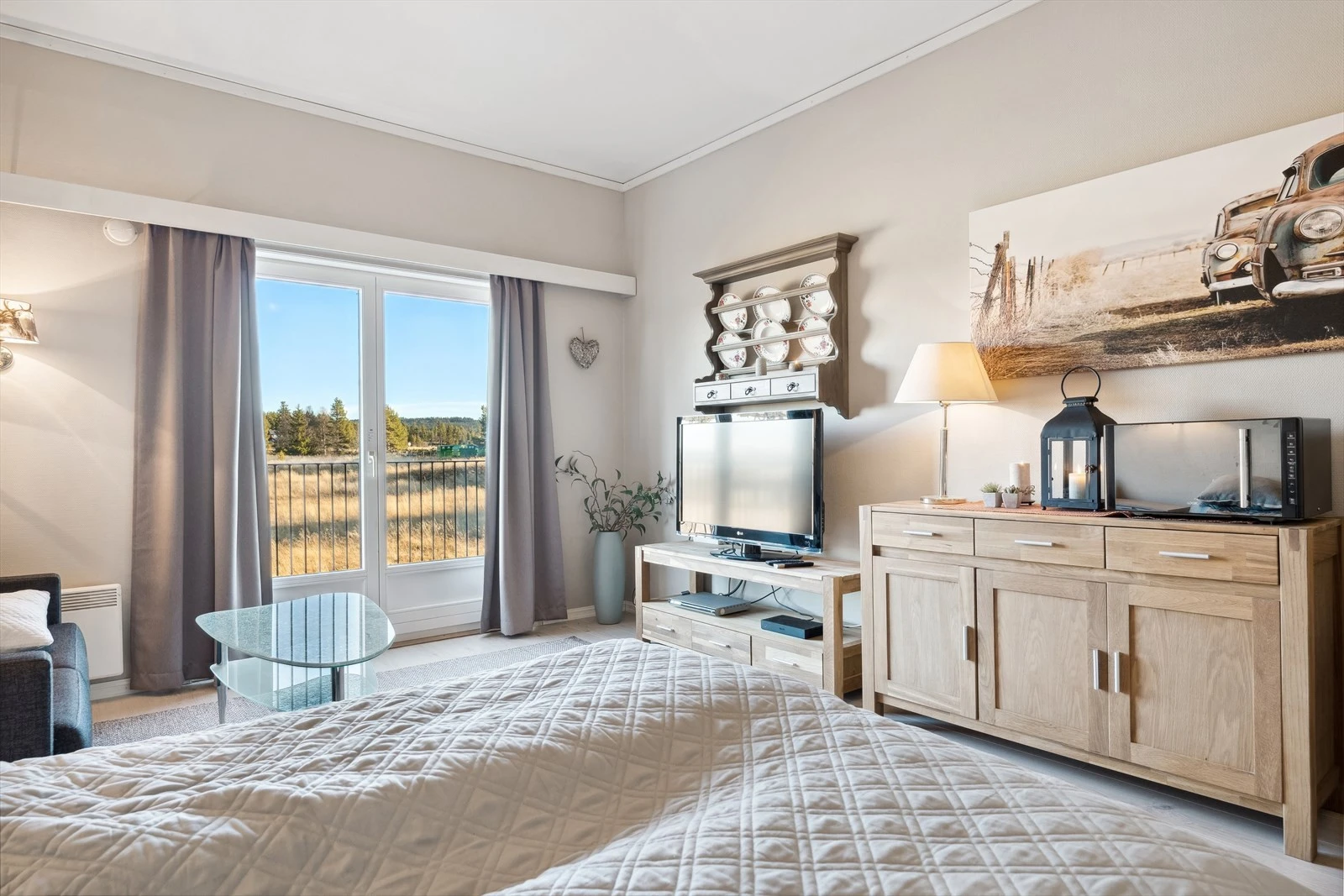 Leiligheten selges møblert med seng, sovesofa og kommoder. Galleribilde