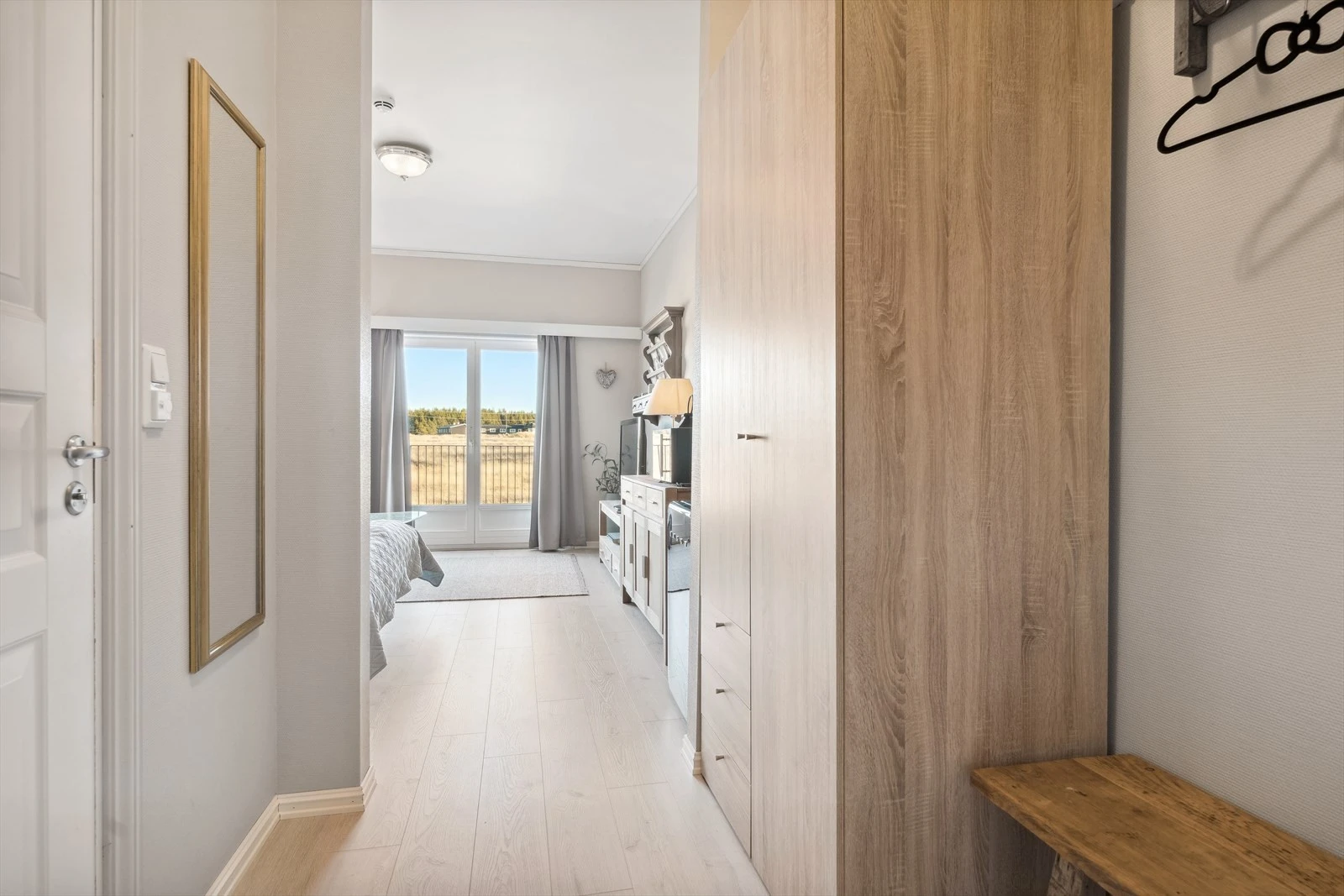 Velkommen inn! Entréen har et garderobeskap, og knaggrekke til å henge fra seg yttertøy. Galleribilde