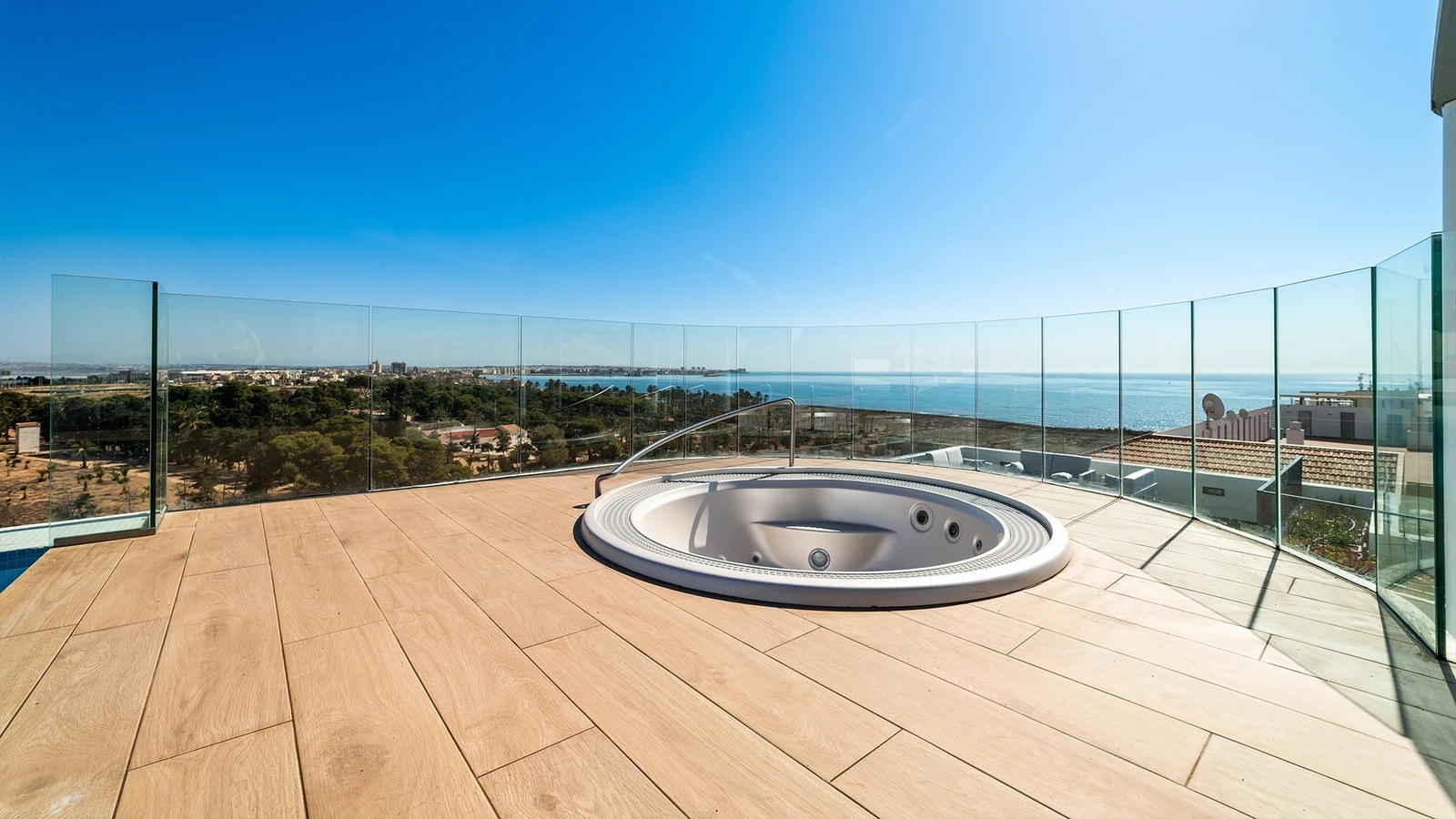 Jacuzzi under montering. Galleribilde