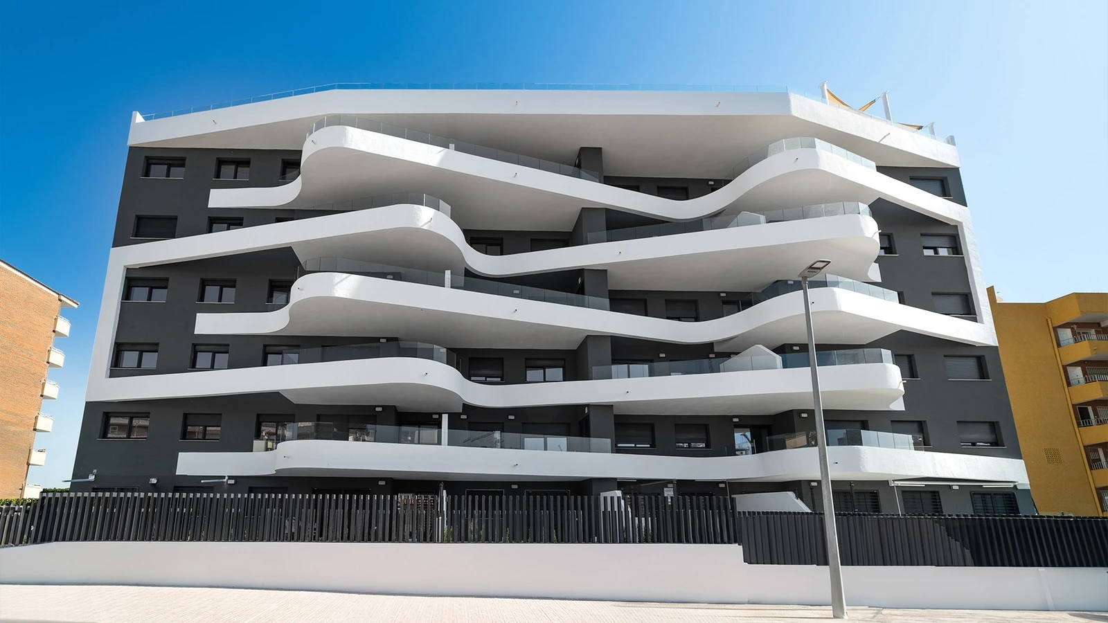 Fasade sommer 24. Galleribilde