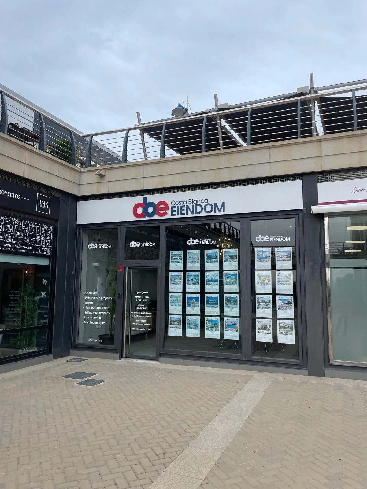 Kontoret på Gran Alacant-norske og spanske ansatte. Galleribilde