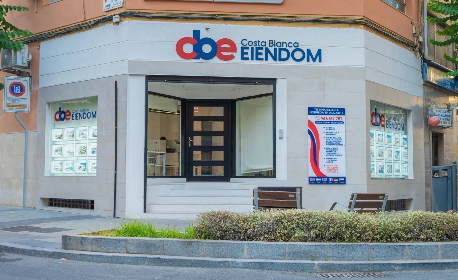 Kontoret i Alicante - norske og spanske ansatte. Vår egen advokat. Galleribilde