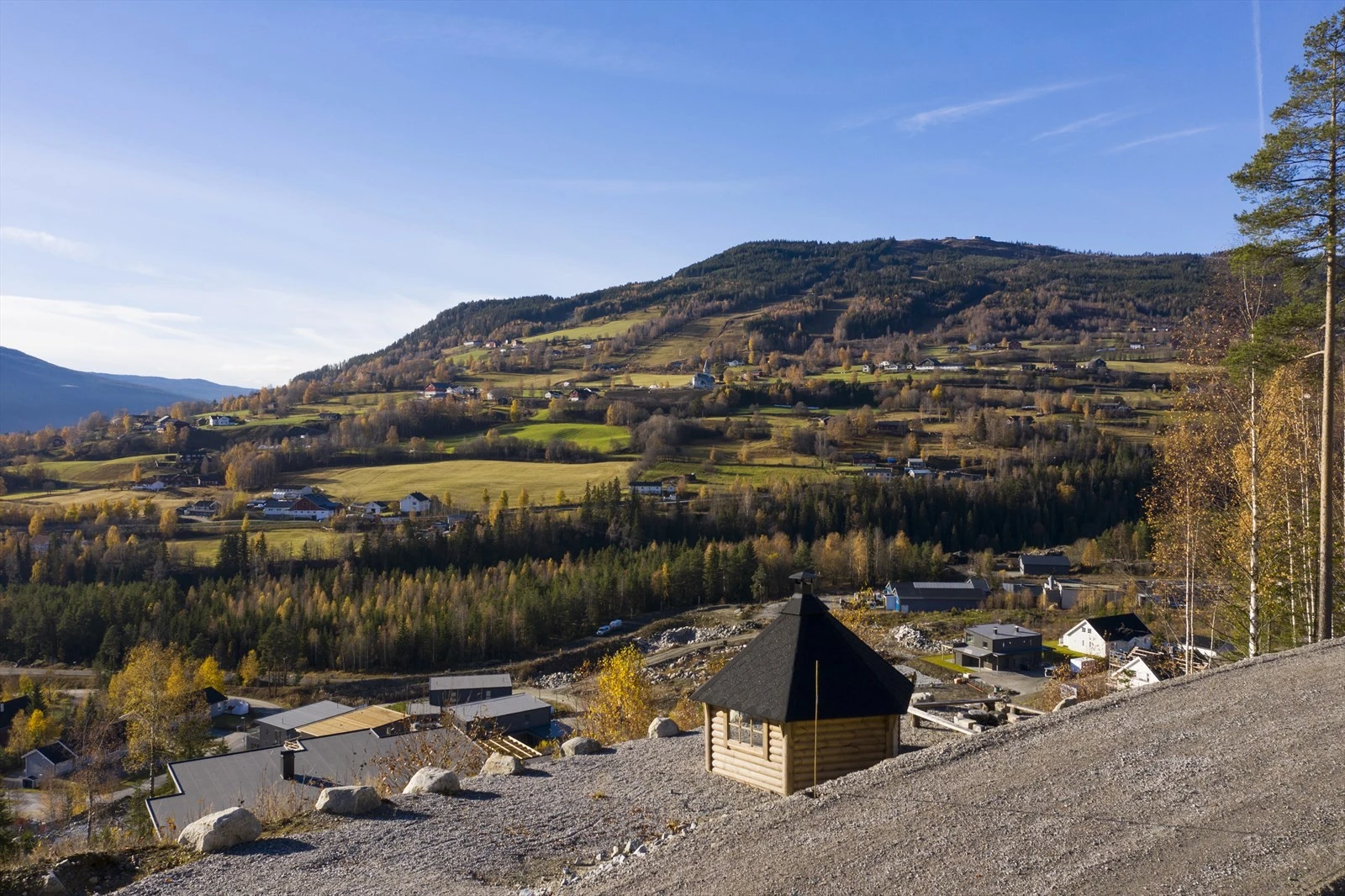 Grillhytte er satt opp i feltet til glede for alle som bor her. Galleribilde