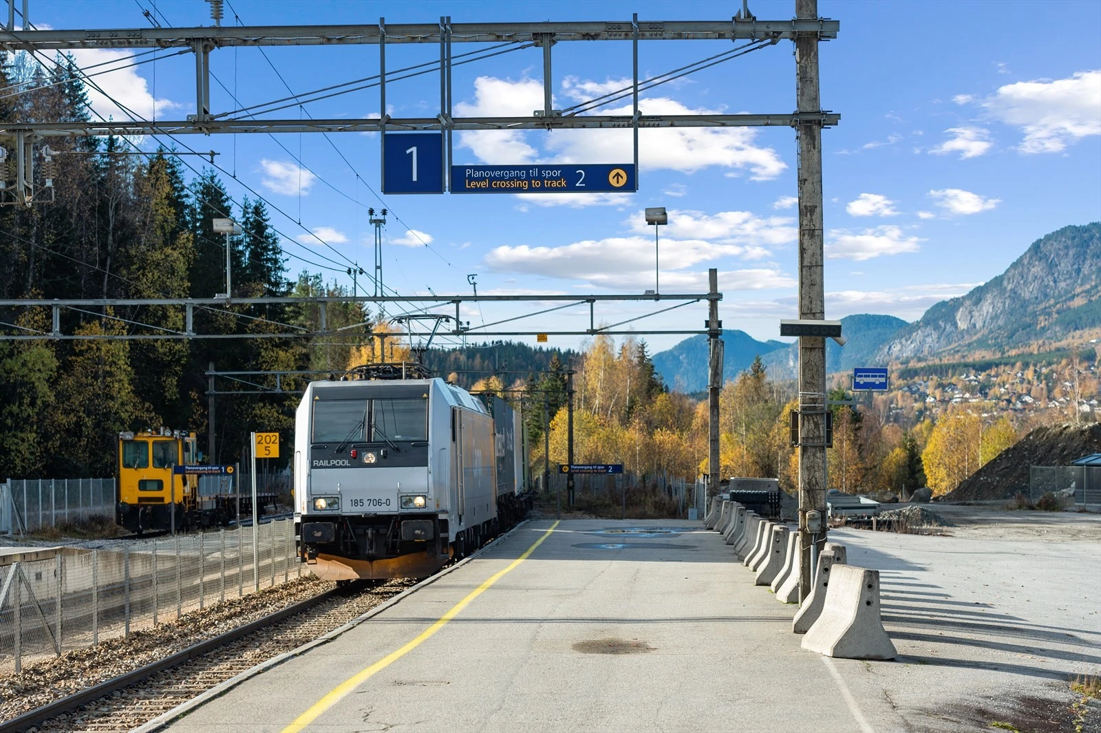 Toget stopper på Gol. Så om man kommer fra Oslo eller Bergen - kan man hoppe av her. Fint for pendlere! Galleribilde