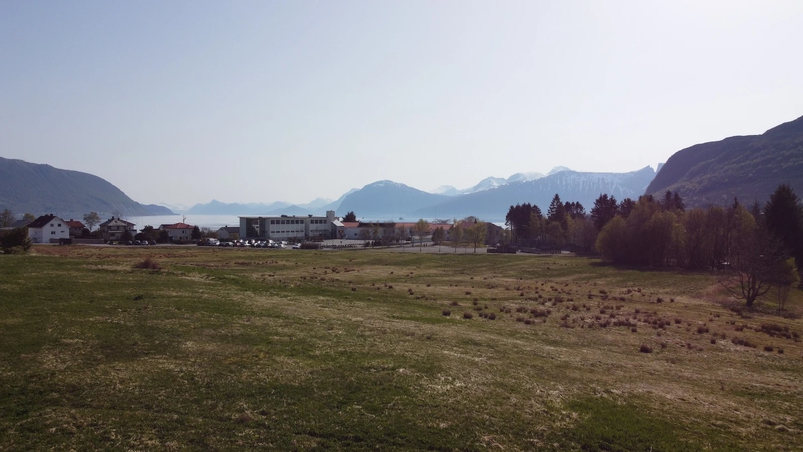 Flotte fjell omkransar bygda. Galleribilde