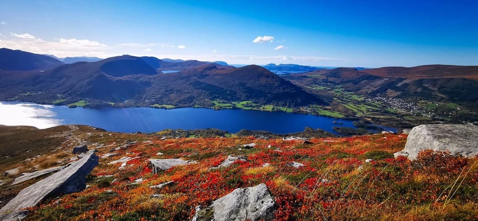 Hareidlandet har eit enormt tal på turstiar, både bratte og slake. Galleribilde