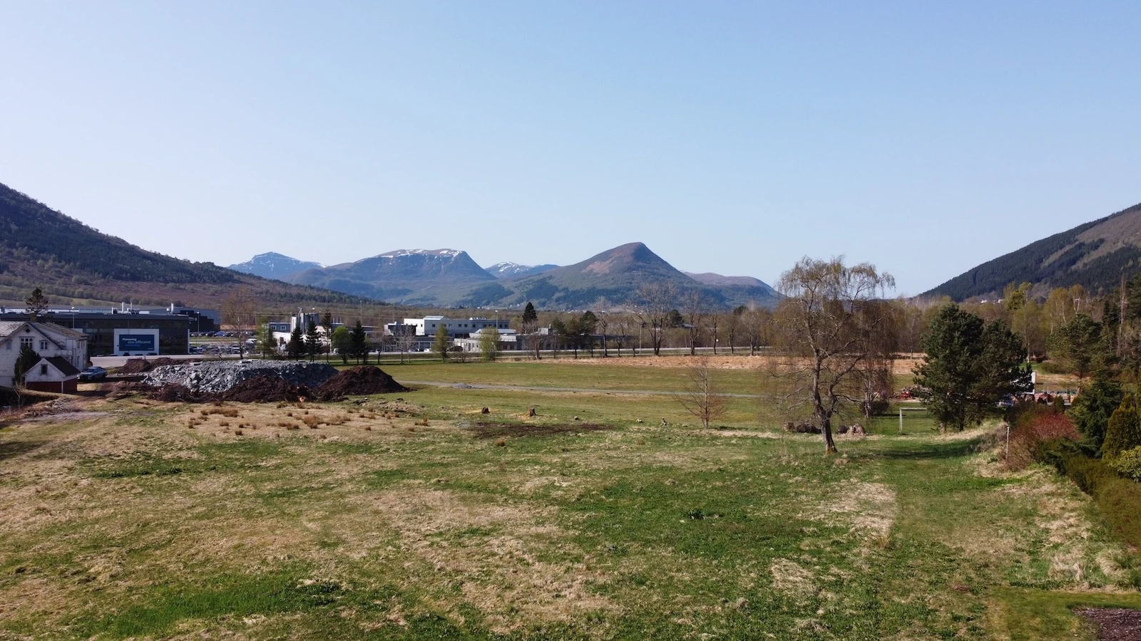 Tomtene ligg sentralt i hjarta av Hareid. Galleribilde