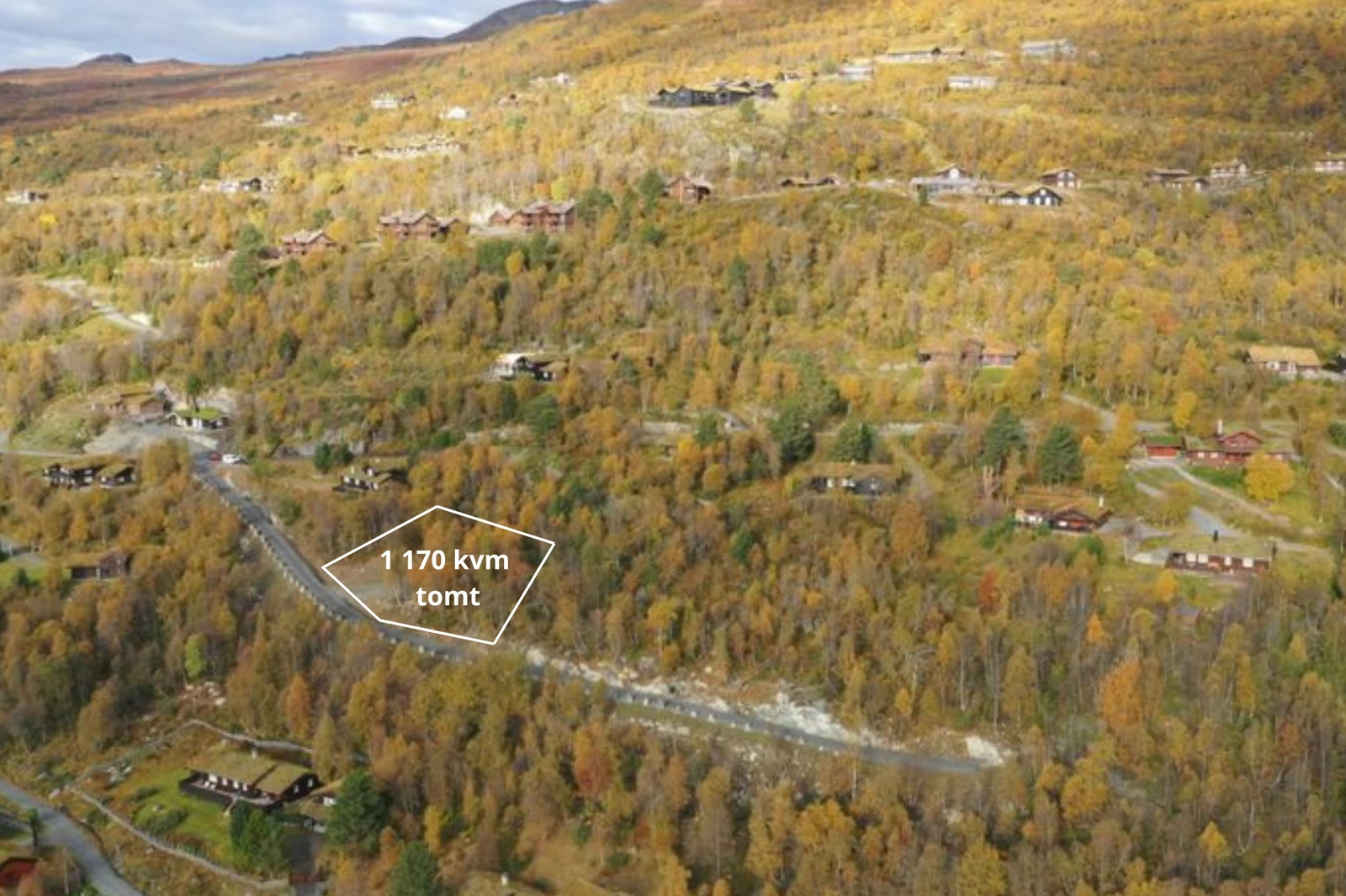 Rønningslia er et veletablert og hyggelig hyttefelt i Oppdal. Det er totalt 4 ledige tomter. Vi kan prosjektere på en av de andre tre ledige tomtene som sees til høyre for markert område. Vi kan også prosjektere en annen hyttemodell på samme eller annen t Galleribilde