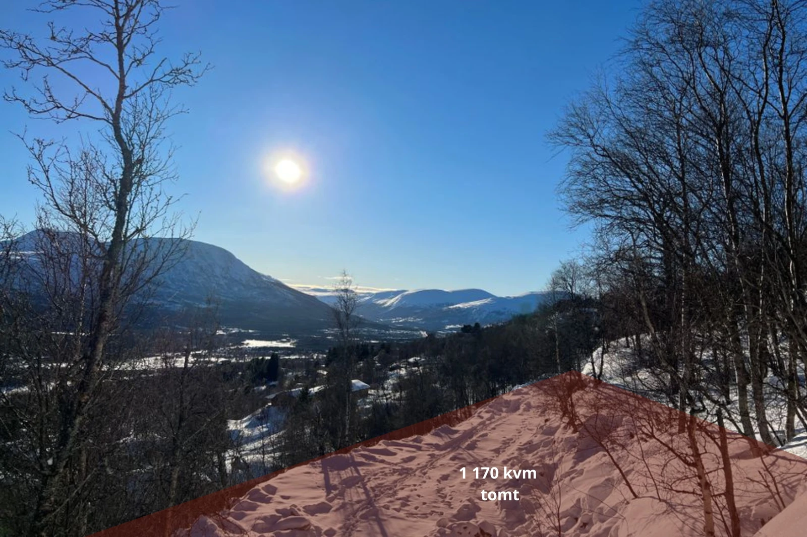 Sydvent og romslig utsiktstomt. Fra Rønningslia er det ski inn/ ut via transportløyper til skitrekket i Stølen. Rød skravering viser cirka plassering av tomt. Galleribilde