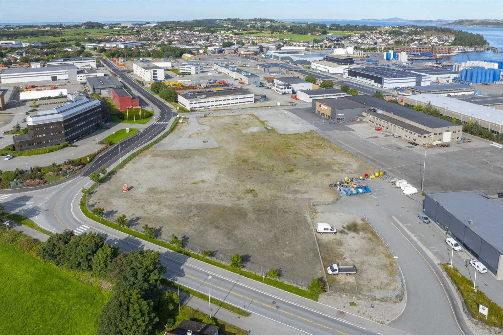 Attraktiv tomt i næringsområde med god infrastruktur. Perfekt for utvikling av kommersielle eiendommer. Kort avstand til sentrum og havn. Galleribilde