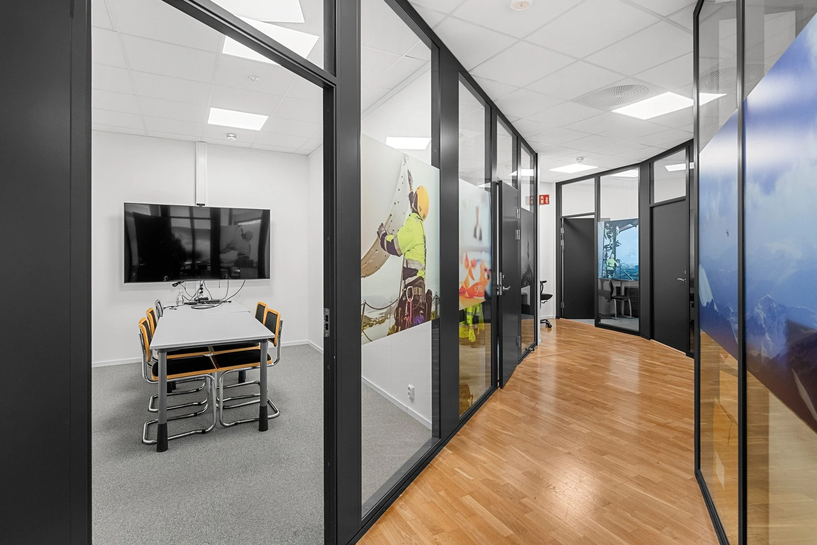 Kontorarealet er flott modernisert i 2021 og består av flere møterom og stillerom og 3 stk. kontorceller. Galleribilde