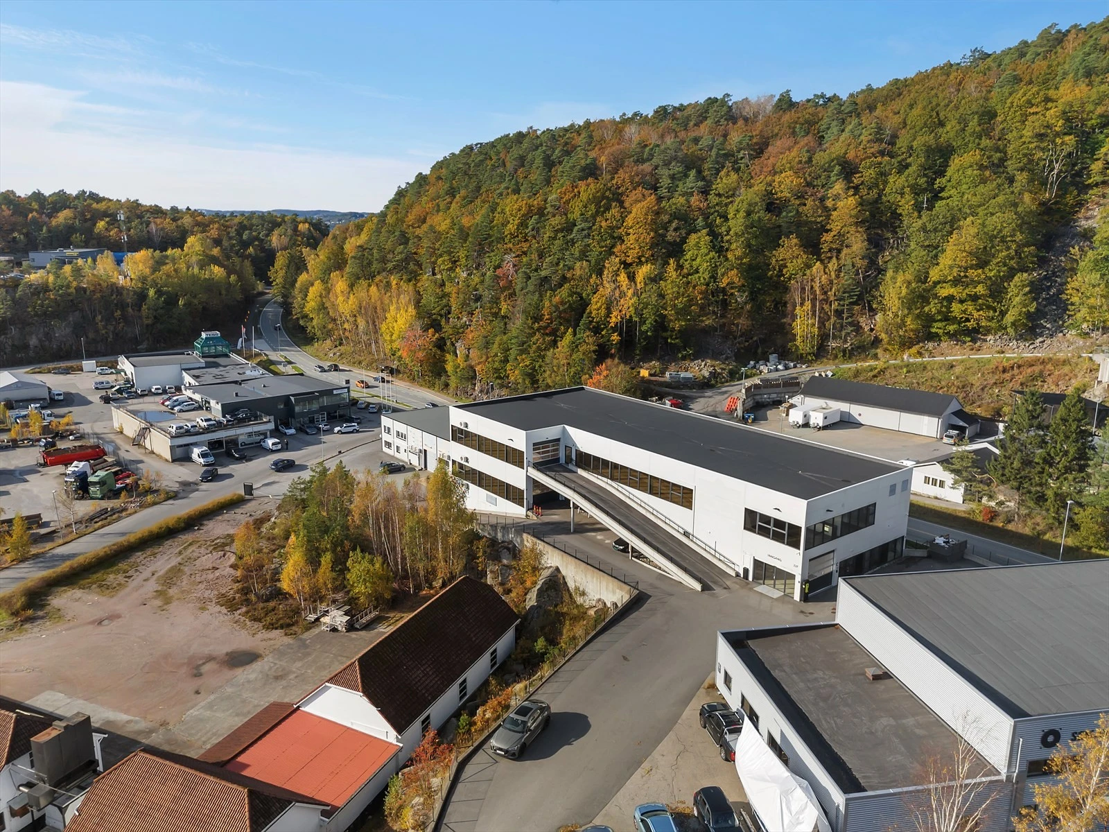 Bygget ligger i ytterste rekke mot Barstølveien og har meget god eksponering mot vei Galleribilde