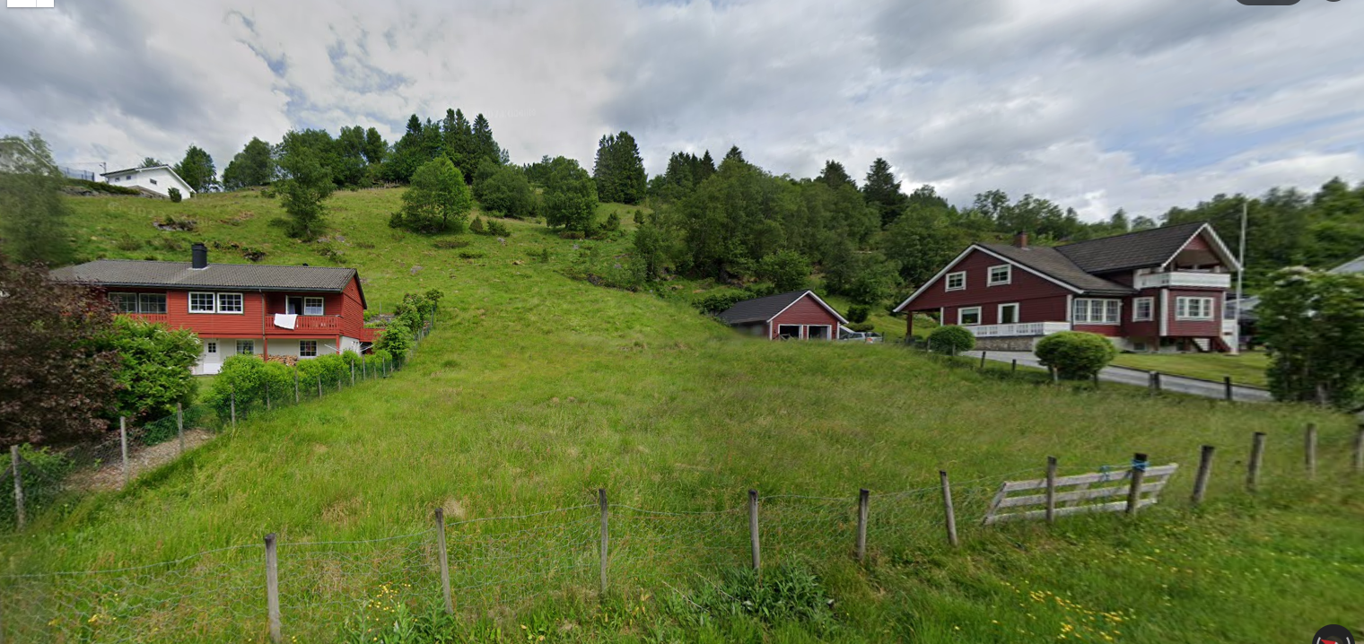 Bilde henta frå Google Maps - arealet som for sal startar i overkant av bustadhusa på bildet. Galleribilde