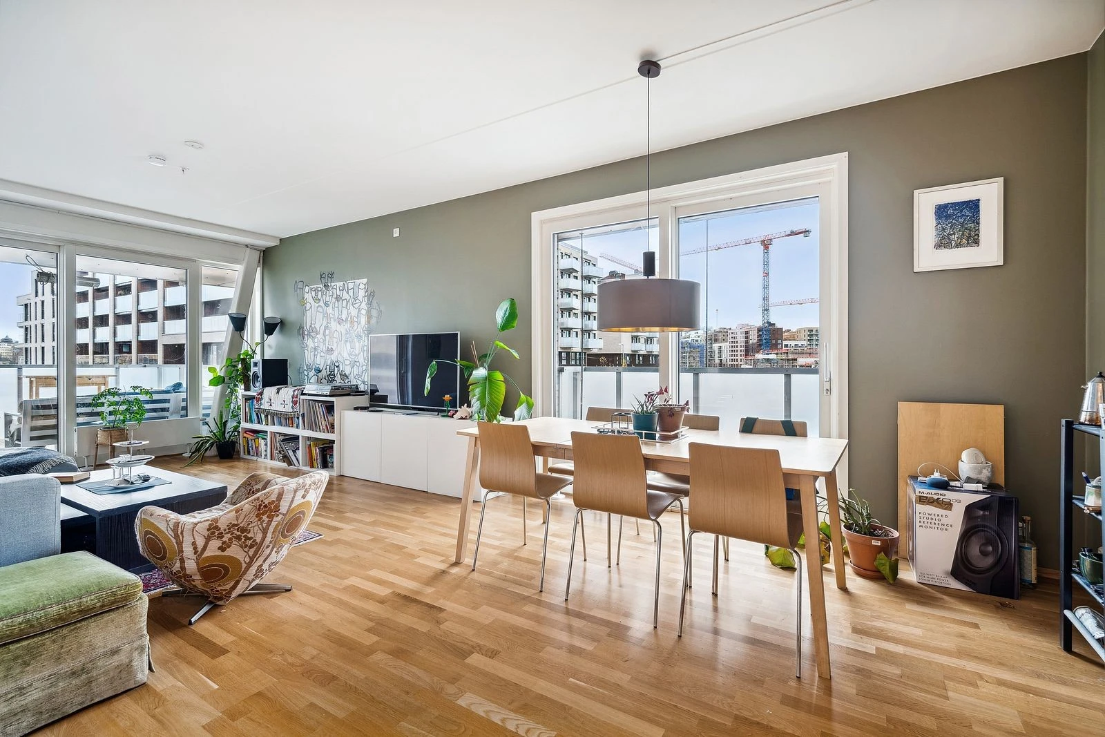 Lys 4 -romsleilighetn med varmtvann, fyring tv og internett ink. Galleribilde