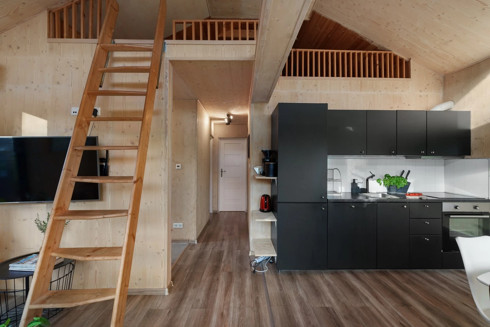 Mørk kjøkkeninnredning fra byggeår med glatte fronter. Benkeplate i laminat. Galleribilde