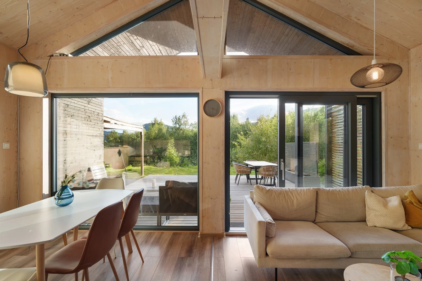 Store vindusflater i stue for mye naturlig lysinnslipp. Galleribilde