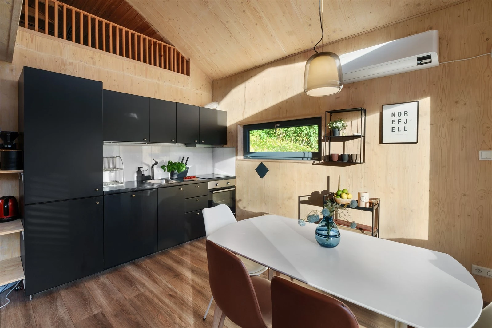 En moderne, usjenert hytte fra 2020 med nærhet til Krøderen. Galleribilde