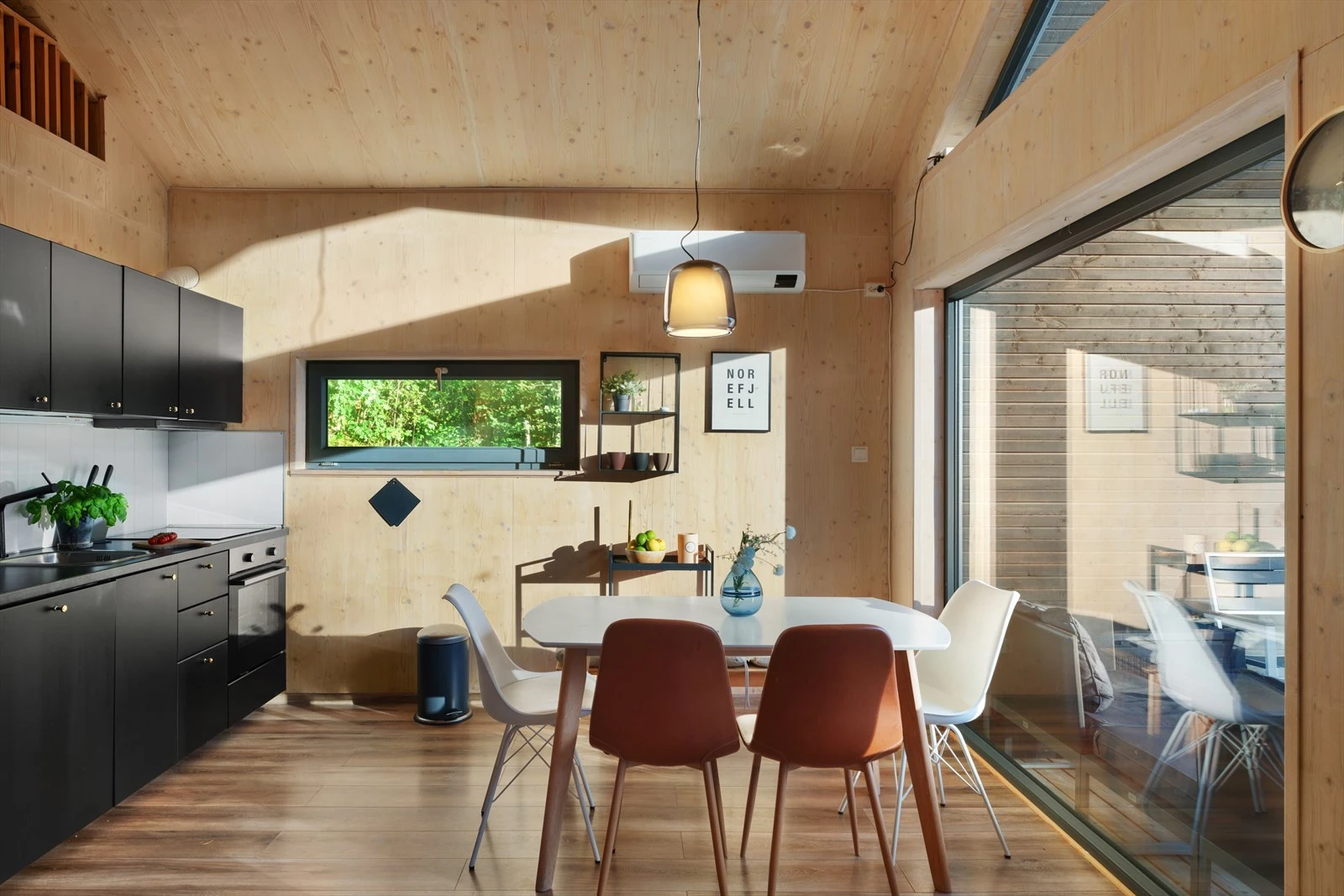 Integrert kjøl/frys, oppvaskmaskin, stekeovn og keramisk topp. Galleribilde