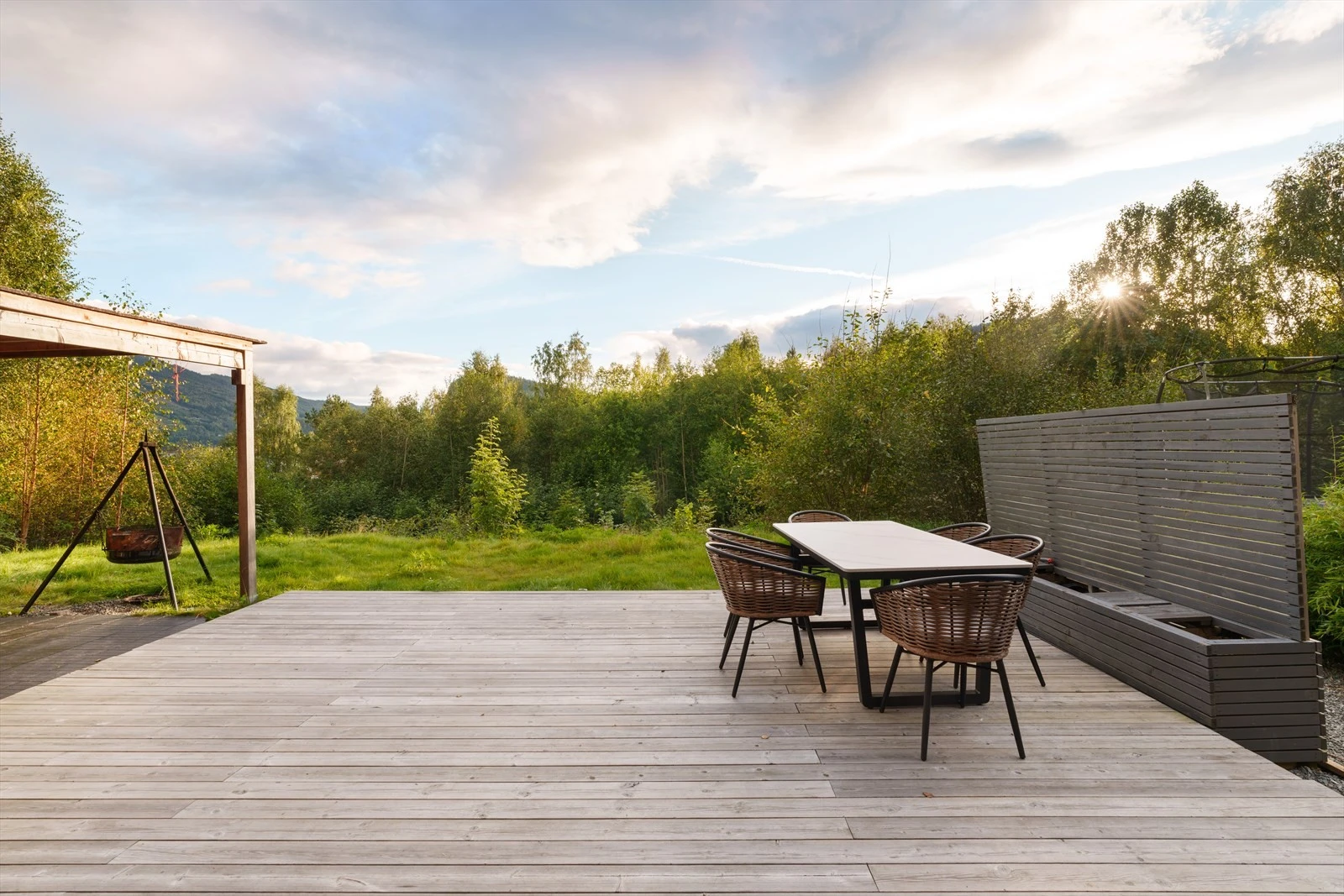 Stor platting på ca. 35 kvm. Omgitt av frodige omgivelser. Perfekt for å samle familien eller vennegjengen til grilling! Galleribilde