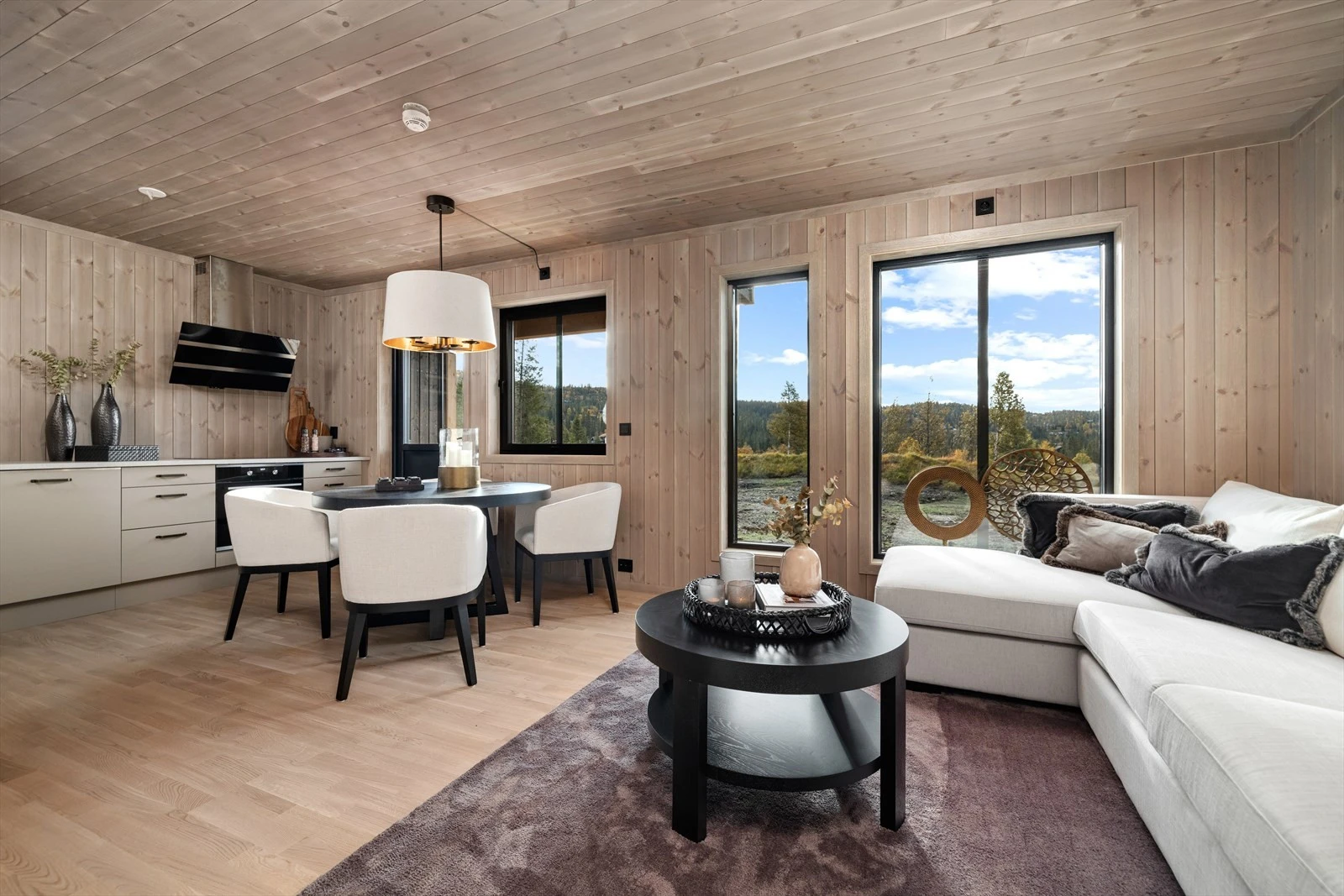 Leiligheten har en meget innbydende stue, ferdig møblert med sofahjørne og spisestue. Galleribilde