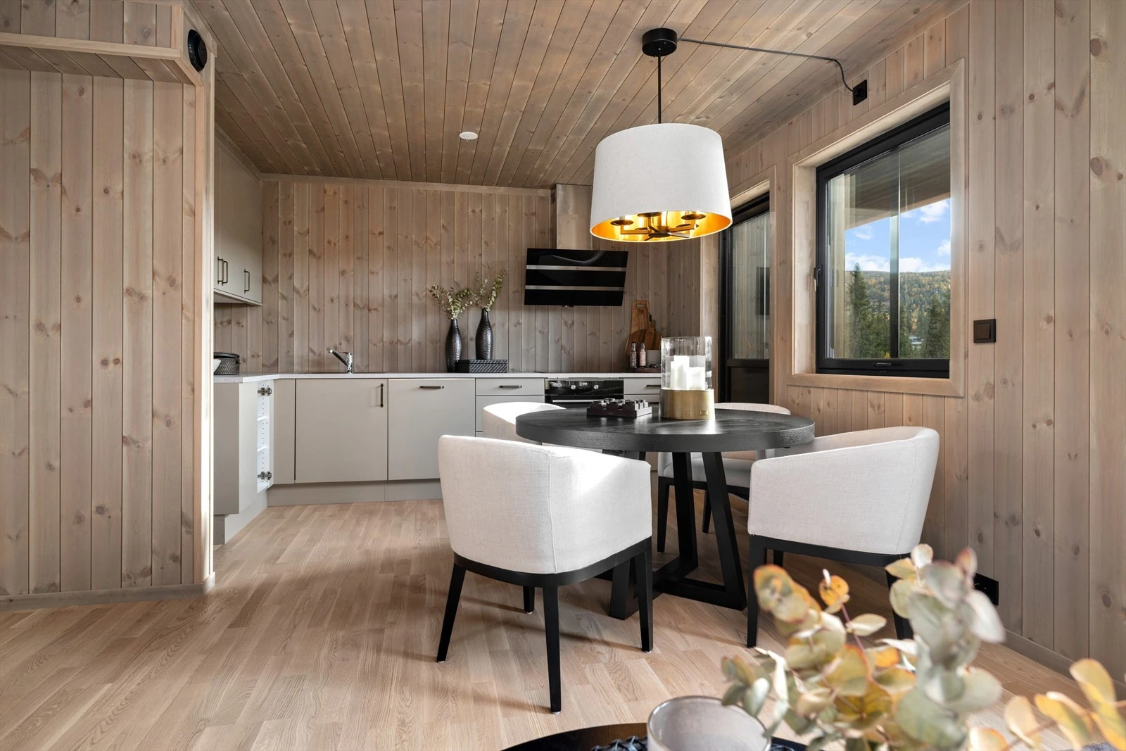 Stuen har moderne, åpen løsning mot kjøkkenet, som gir en fin romfølelse. Galleribilde