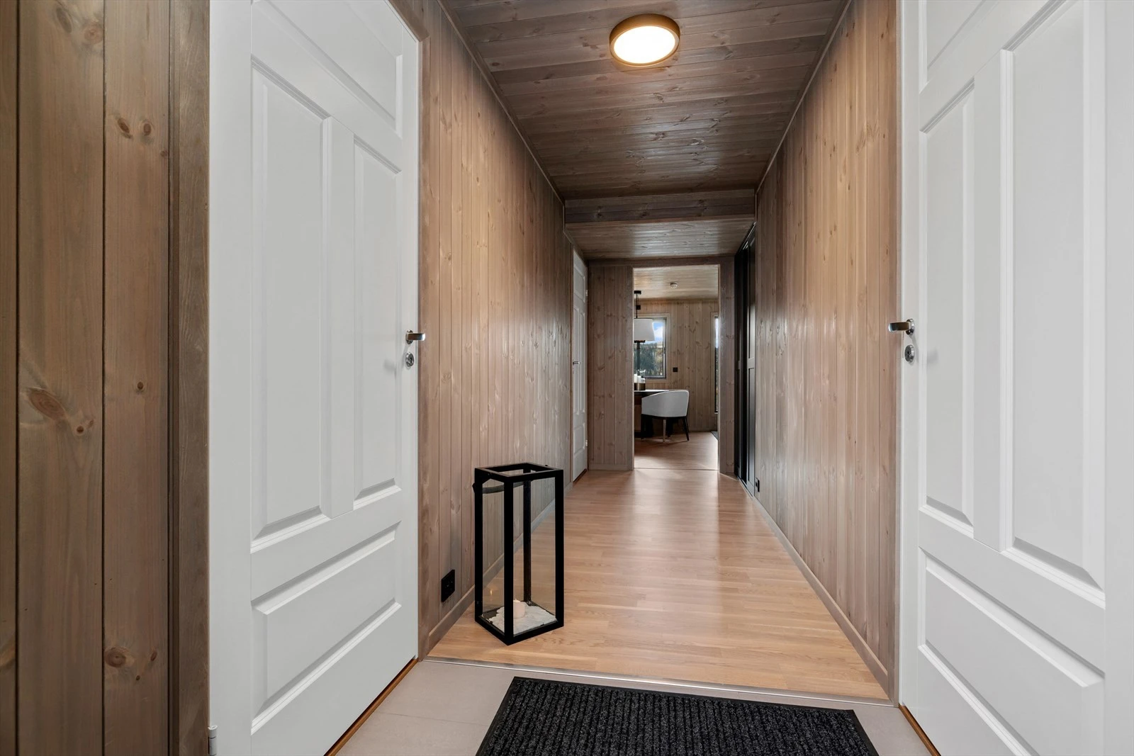 Velkommen inn! Lys entré med plass for oppheng av yttertøy og sko. Galleribilde