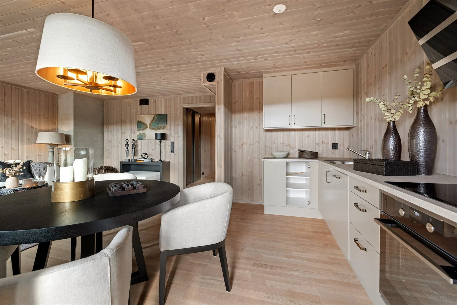 Det er avsatt plass i innredningen til frittstående kjøleskapfryseskap. Galleribilde