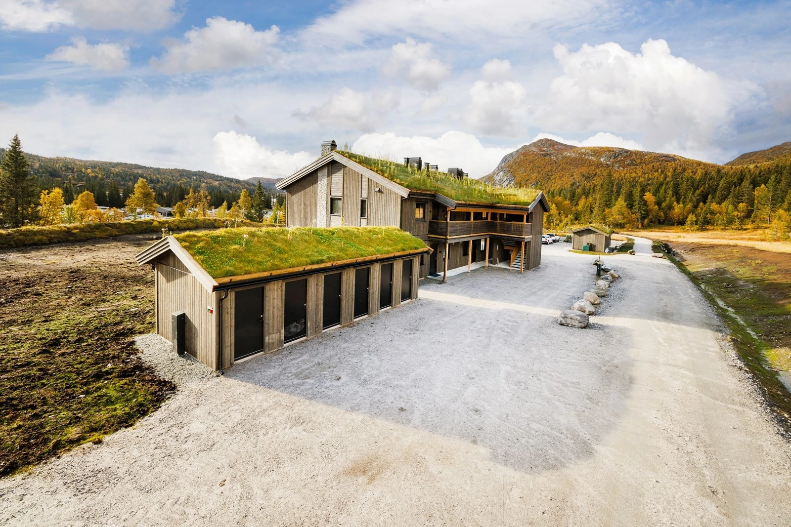 Leiligheten disponerer også en utvendig sportsbod med god plass til ski- og turutstyr. I tillegg byr sameiet på en praktisk felles smørebod!. Galleribilde