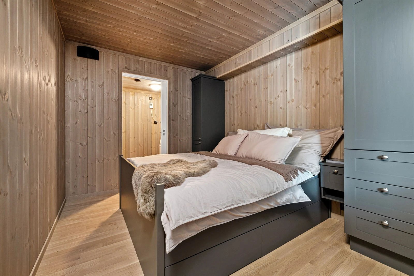 Soverommet byr på dobbeltseng, vegghengt nattbord og 2 garderobeskap med rikelig av plass. Galleribilde