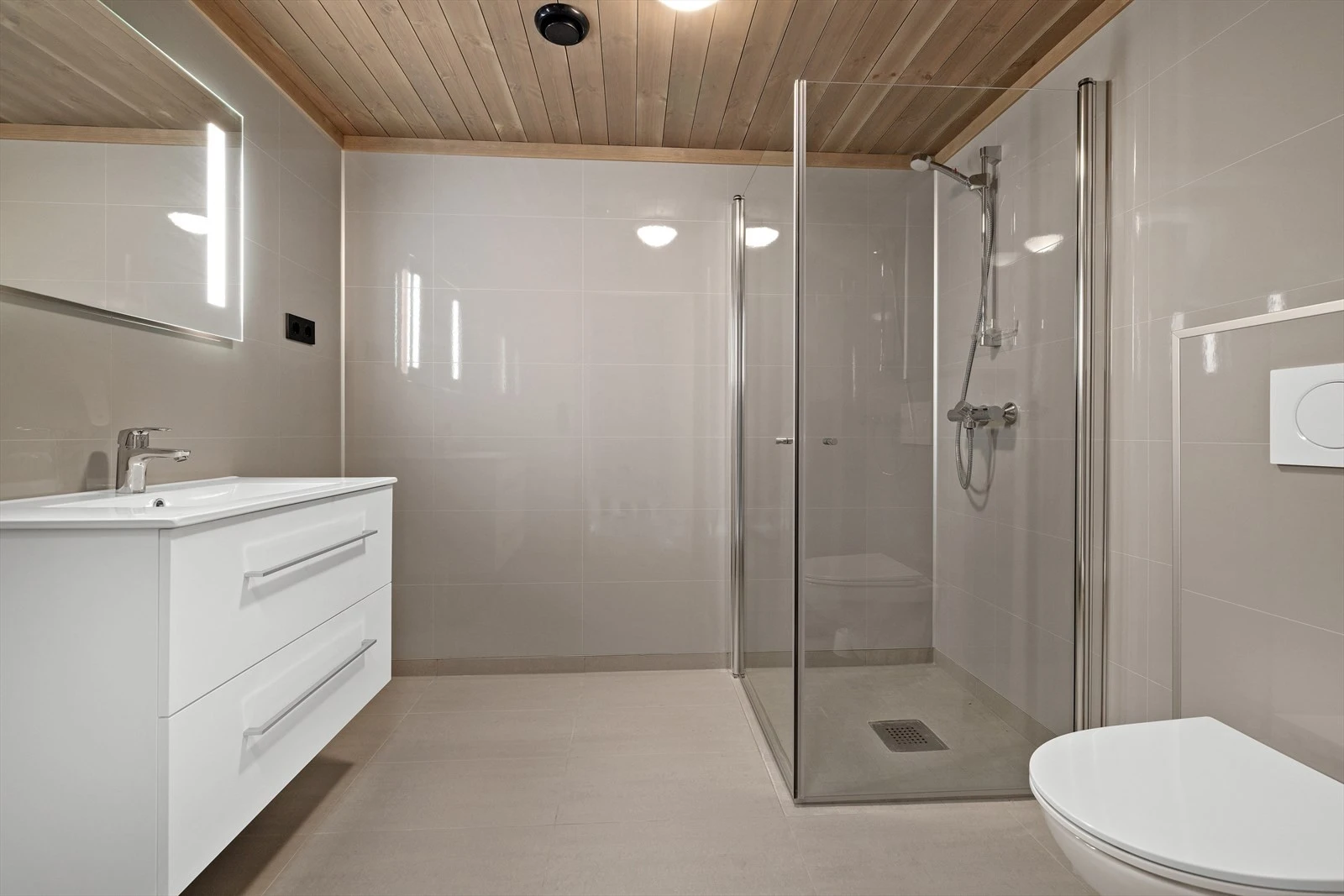 Leiligheten har et topp moderne og lekkert bad, med opplegg for vaskemaskin og tørketrommel. Galleribilde