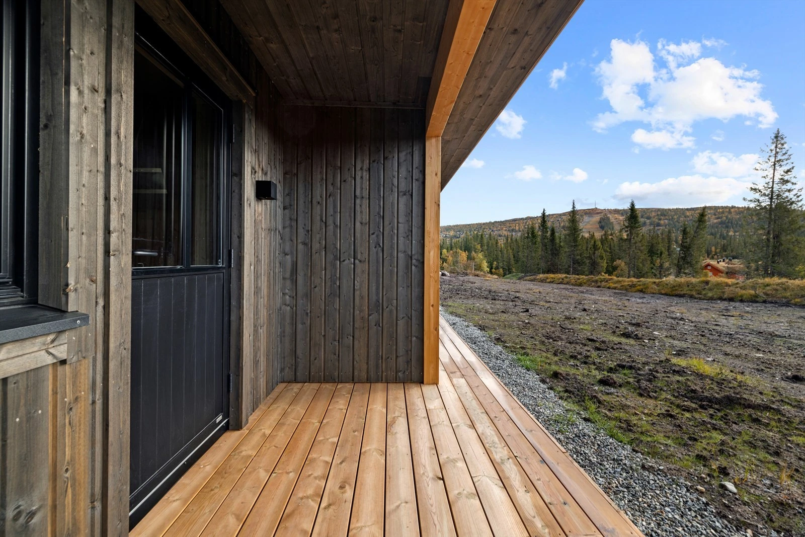 Fra kjøkkenet er det utgang til en fin uteplass, hvor det er god plass til utemøblement. Galleribilde