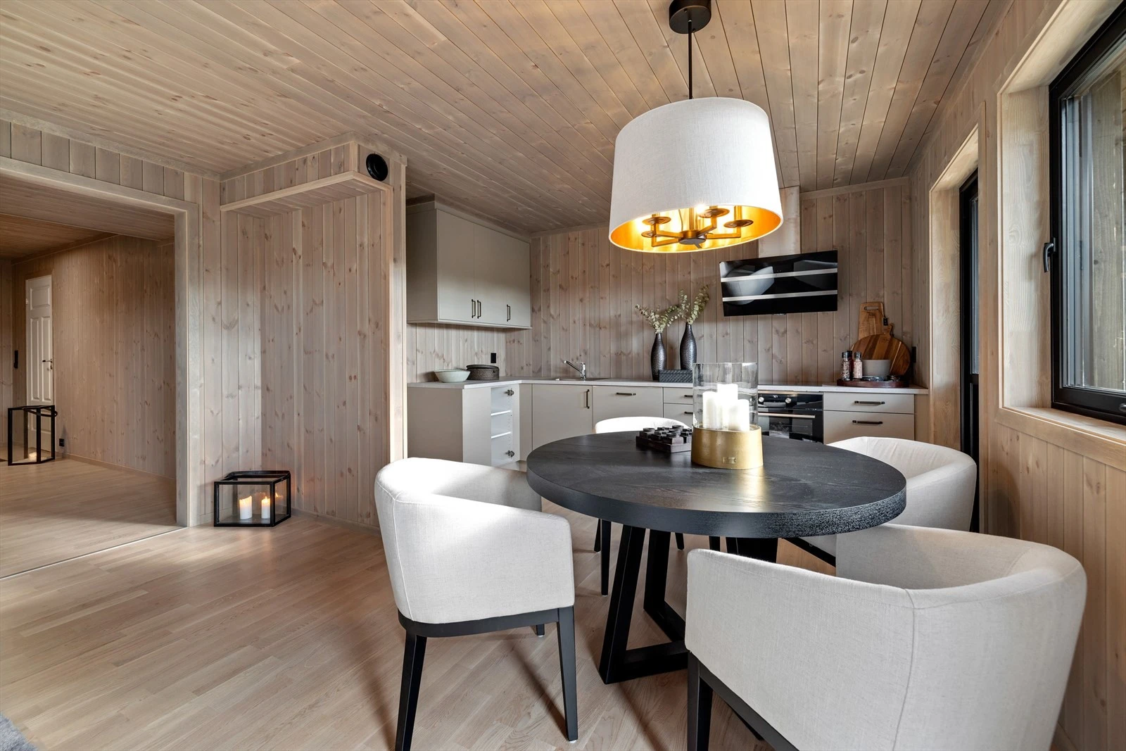 Stuen og kjøkkenet har behagelig varme i gulvet. Galleribilde