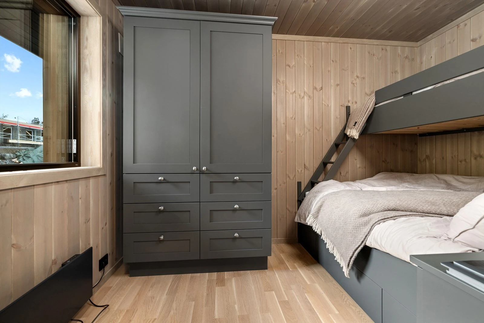 Lyst og romslig soverom nr. 2 som er innredet med familiekøye og garderobeskap. Galleribilde