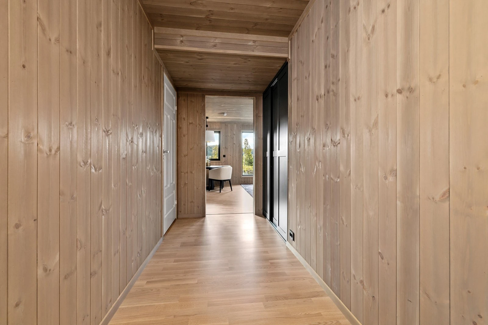 I gangen er det også god plass for oppbevaring i romslig skyvedørsgarderobe. Galleribilde