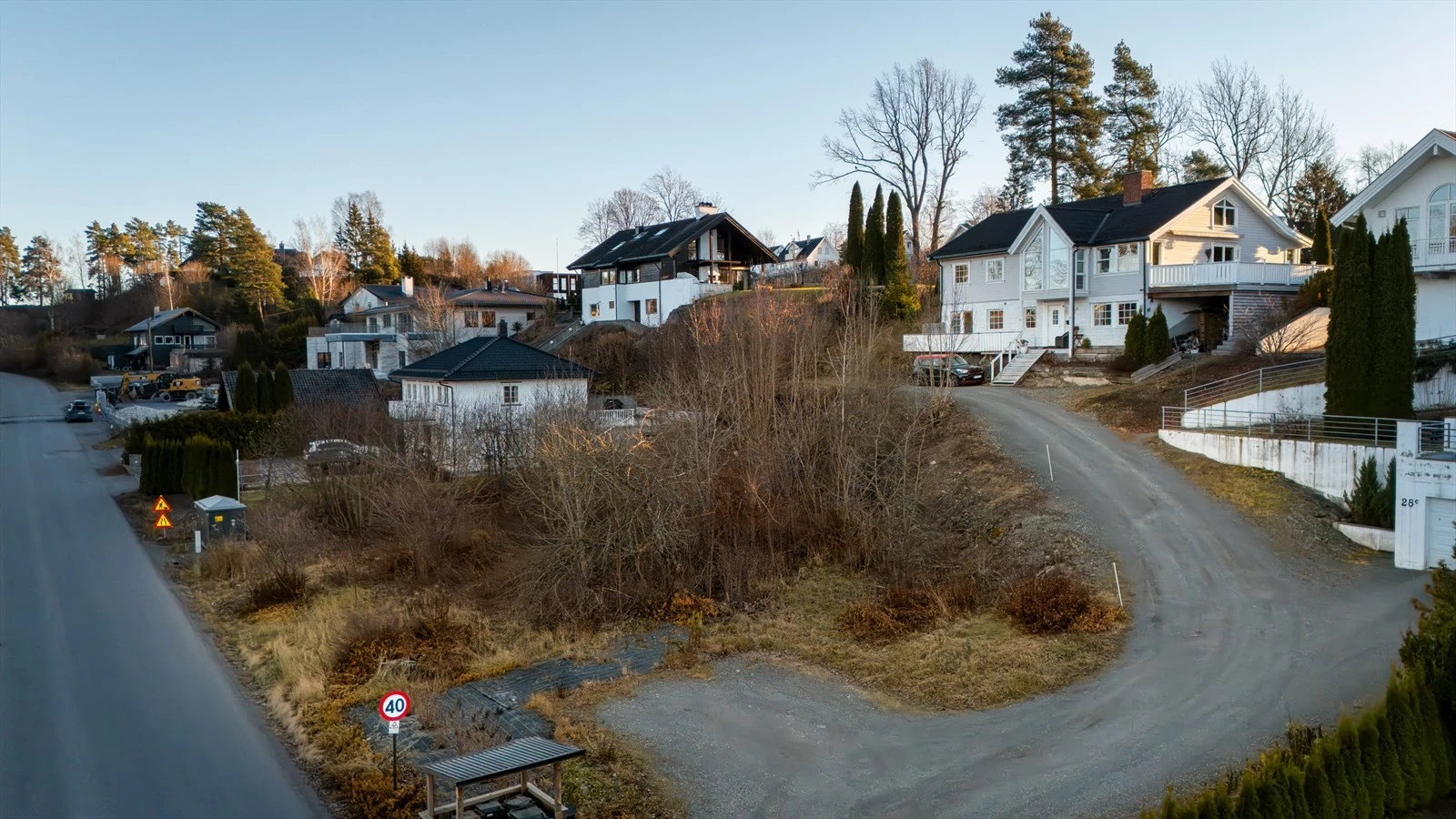 Tomten har en attraktiv og sentral beliggenhet, med kort avstand til skole, barnehager, nærbutikk og offentlig kommunikasjon. Galleribilde