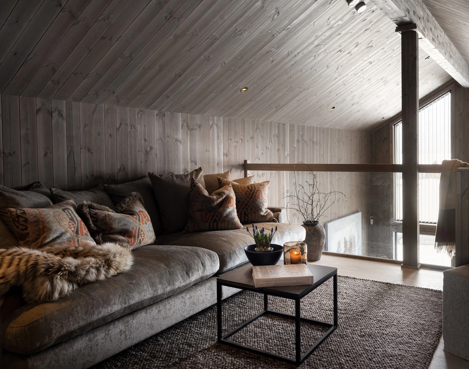 Fjellbu loftstue. (Bilde fra solgt hytte. Standard vil kunne avvike.) Galleribilde