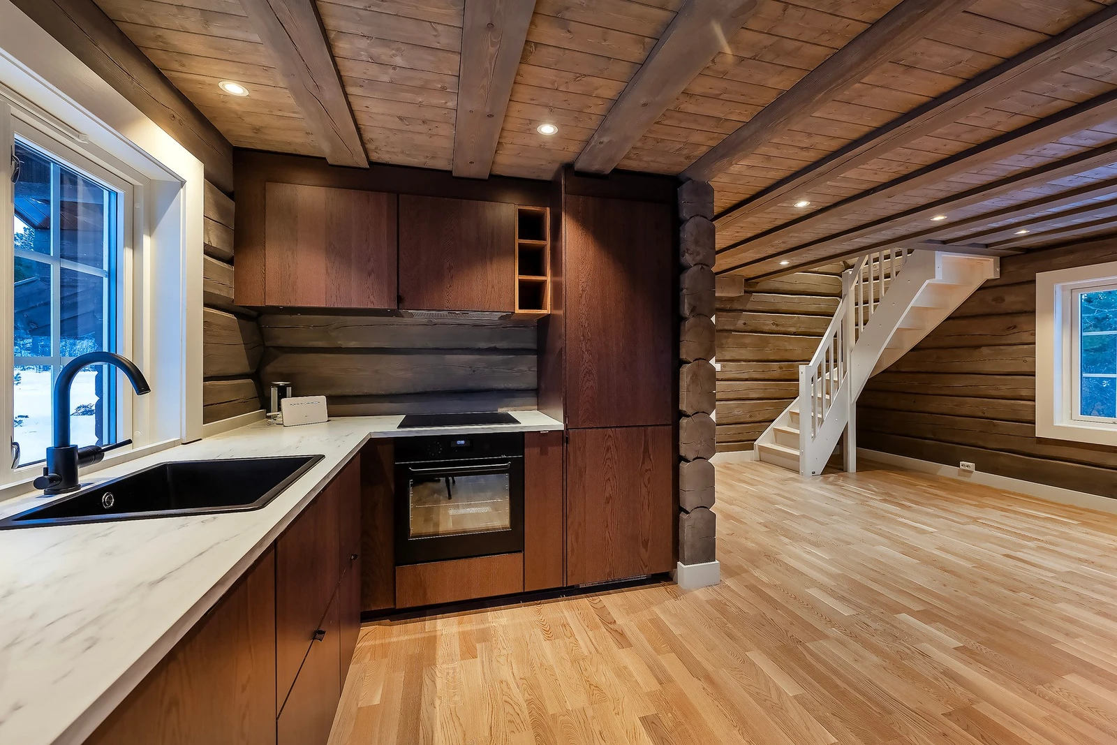 Kjøkkenet er av høy kvalitet fra byggeår 2024. Du finner integrerte hvitevarer som: induksjonstopp, stekeovn, oppvaskmaskin og kjøle-og fryseskap. Galleribilde